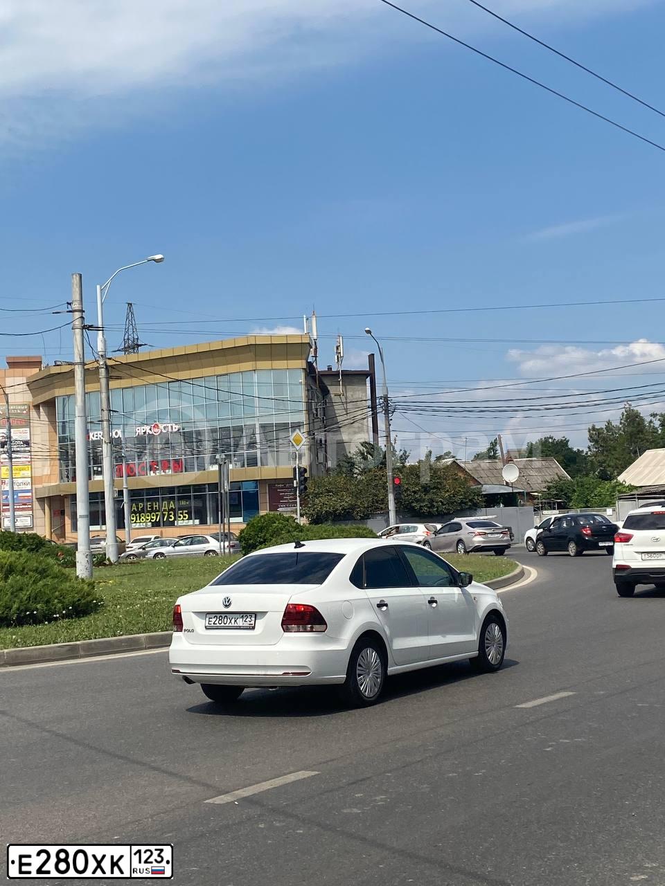 Фото автомобиля VOLKSWAGEN POLO, 2019 — госномер Е280ХК123. Цвет: БЕЛЫЙ