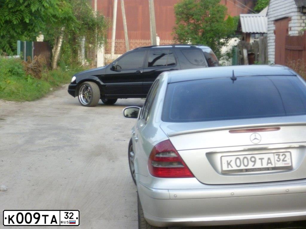 Фото автомобиля MERCEDES E-KLASSE, 2003 — госномер К009ТА32. Цвет: Серебристый