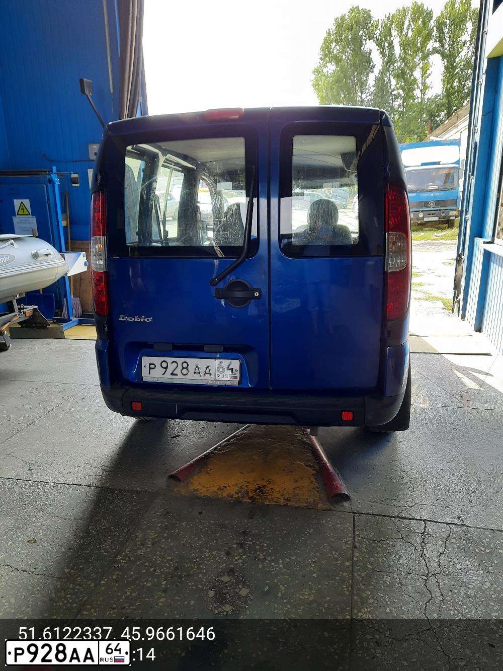 Фото автомобиля FIAT DOBLO, 2008 — госномер Р928АА64. Цвет: СИНИЙ