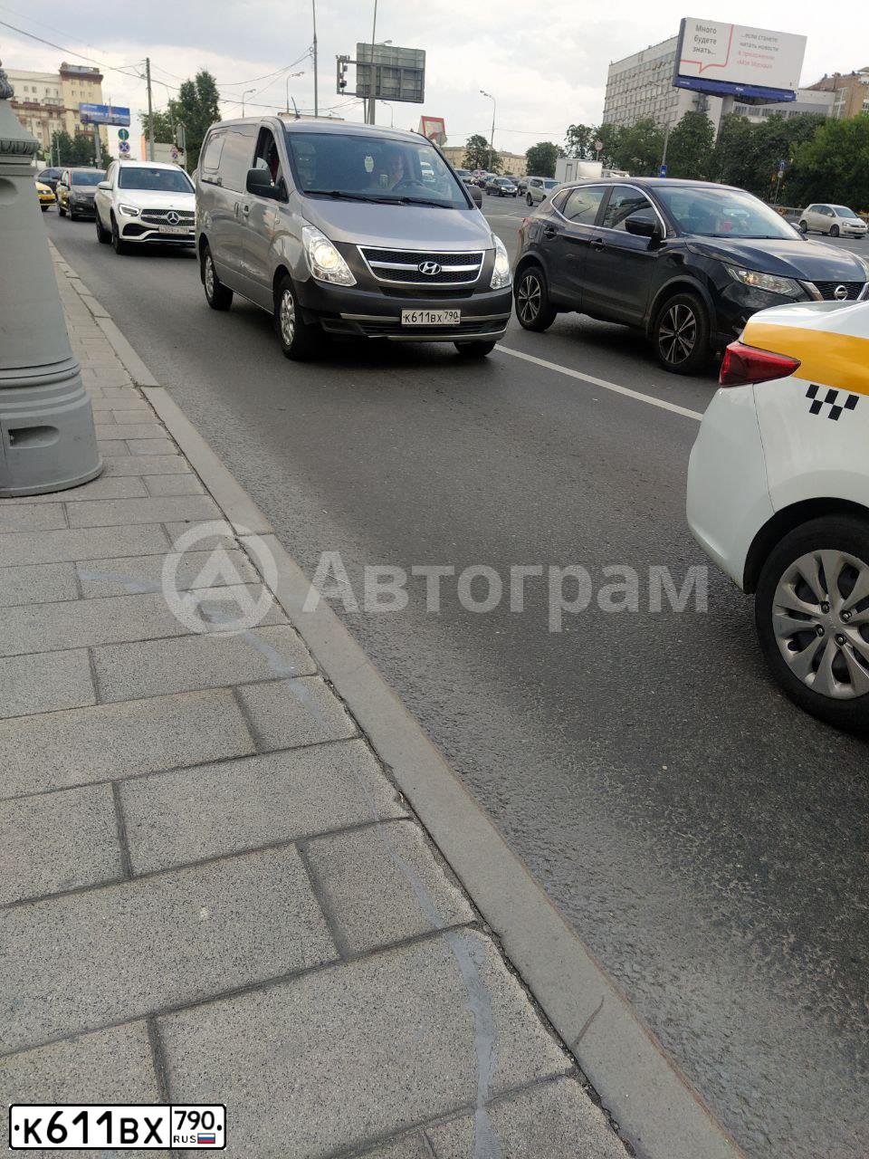 Фото автомобиля HYUNDAI GRAND STAREX, 2011 — госномер А151АХ777. Цвет: СЕРЫЙ