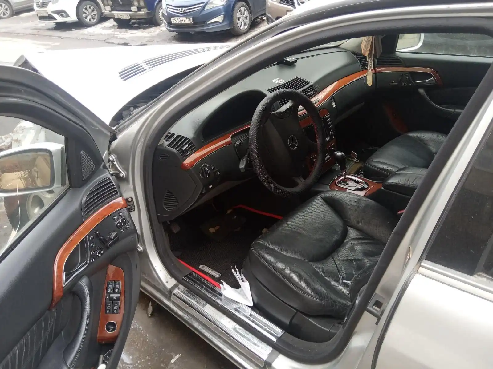 Фото автомобиля TOYOTA CAMRY, 2015 — госномер Т818МХ178. Цвет: СЕРЫЙ МЕТАЛЛИК