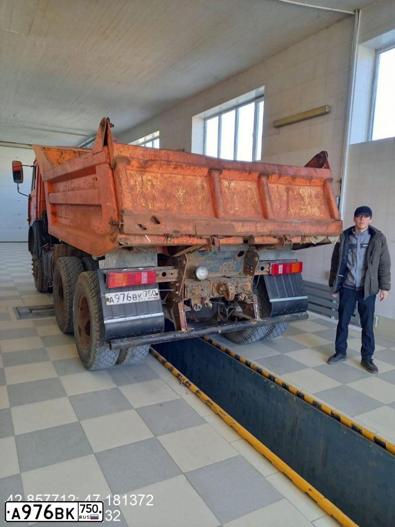 Фото автомобиля KAMAZ 55111 /6X4/, 2007 — госномер А976ВК750. Цвет: Оранжевый