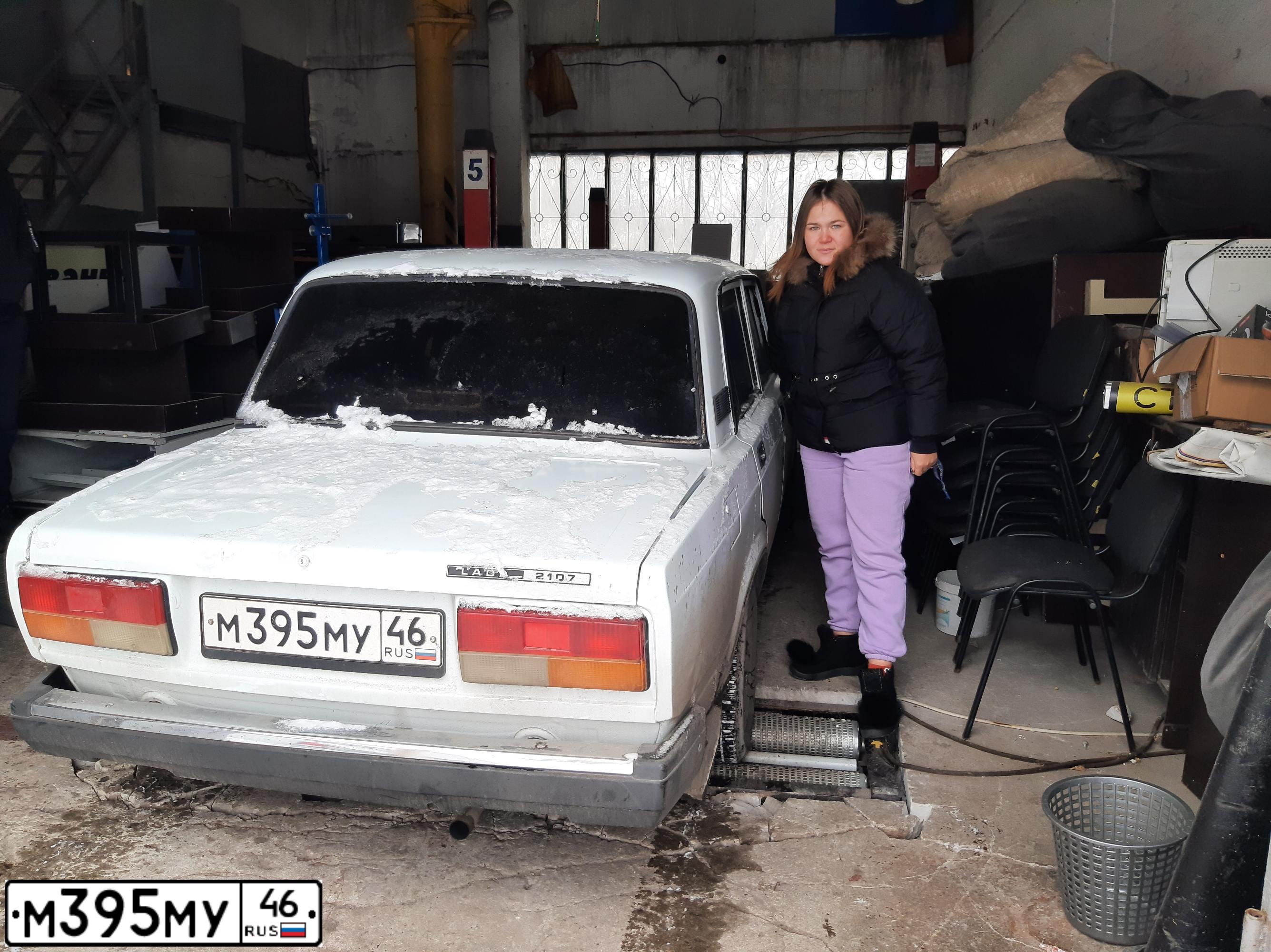 Фото автомобиля LADA 2107, 2009 — госномер М395МУ46. Цвет: ЯРКО-БЕЛЫЙ