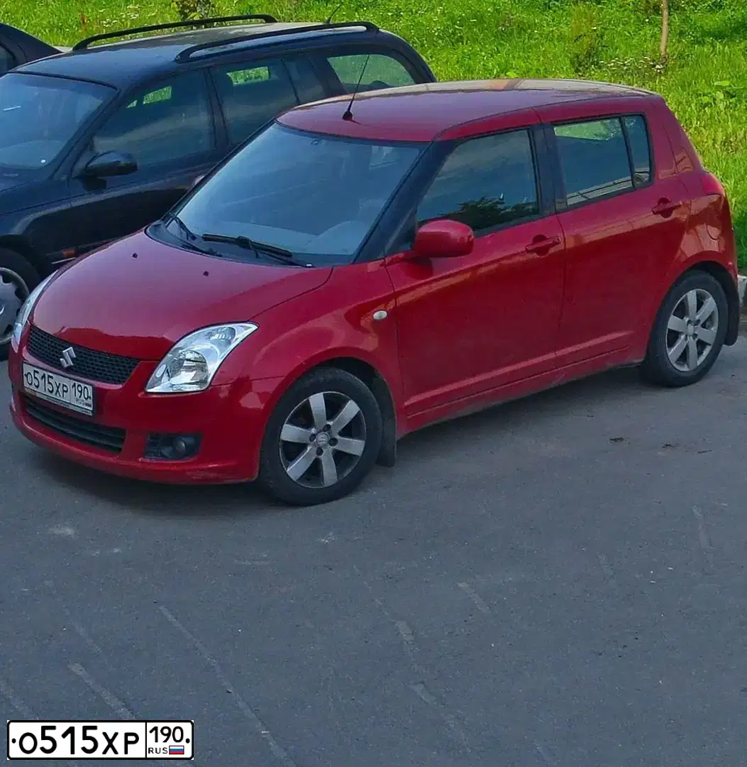 Фото автомобиля SUZUKI SWIFT, 2007 — госномер О515ХР190. Цвет: Красный