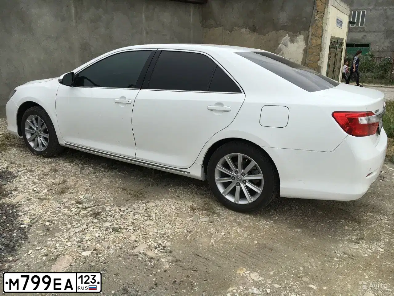 Фото автомобиля TOYOTA CAMRY, 2012 — госномер М063ЕХ126. Цвет: Белый