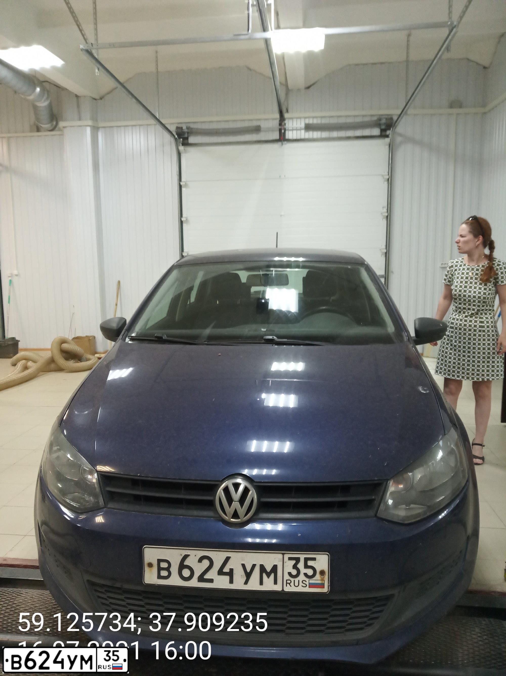 Фото автомобиля VOLKSWAGEN POLO, 2010 — госномер В624УМ35. Цвет: ТЕМНО-СИНИЙ