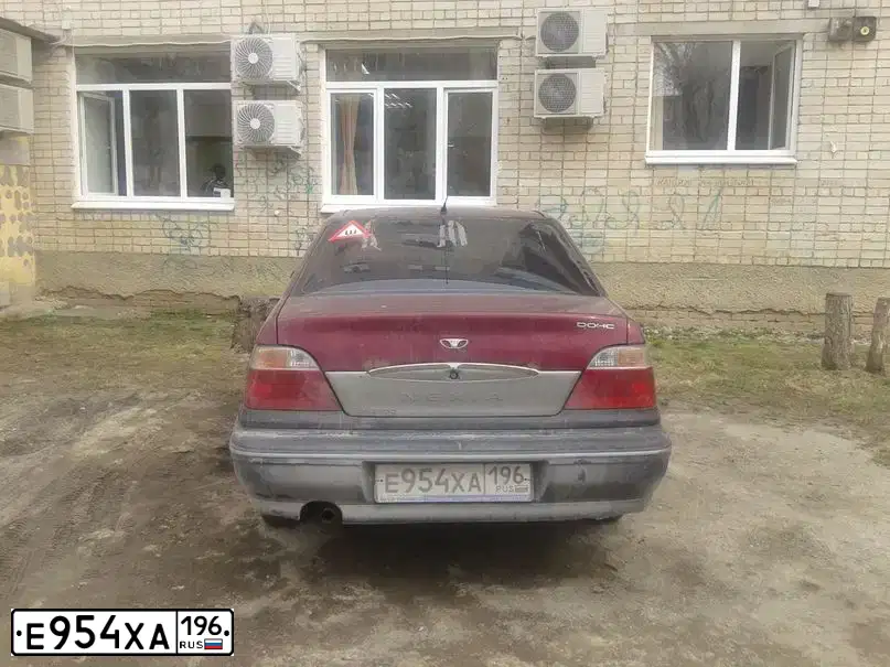 Фото автомобиля DAEWOO NEXIA, 2006 — госномер Е954ХА196. Цвет: Красный