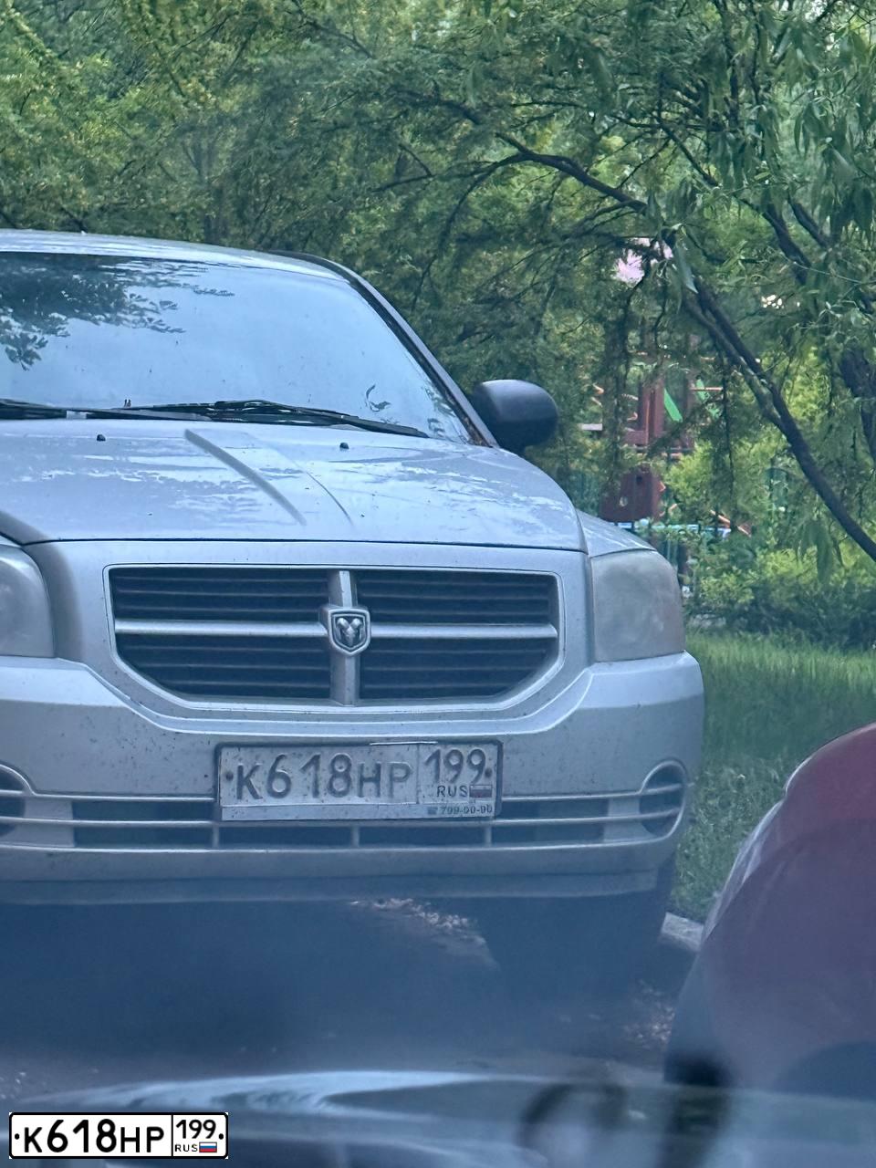 Фото автомобиля DODGE CALIBER, 2006 — госномер К618НР199. Цвет: СЕРЕБРИСТЫЙ