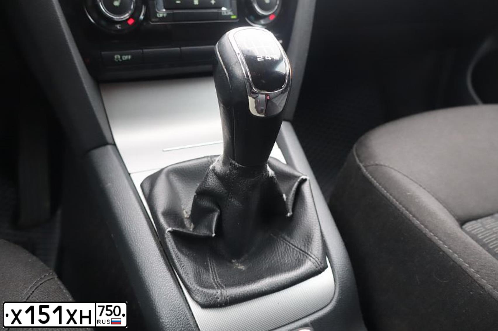 Фото автомобиля SKODA OCTAVIA, 2011 — госномер Е760АМ250. Цвет: СЕРЕБРИСТЫЙ