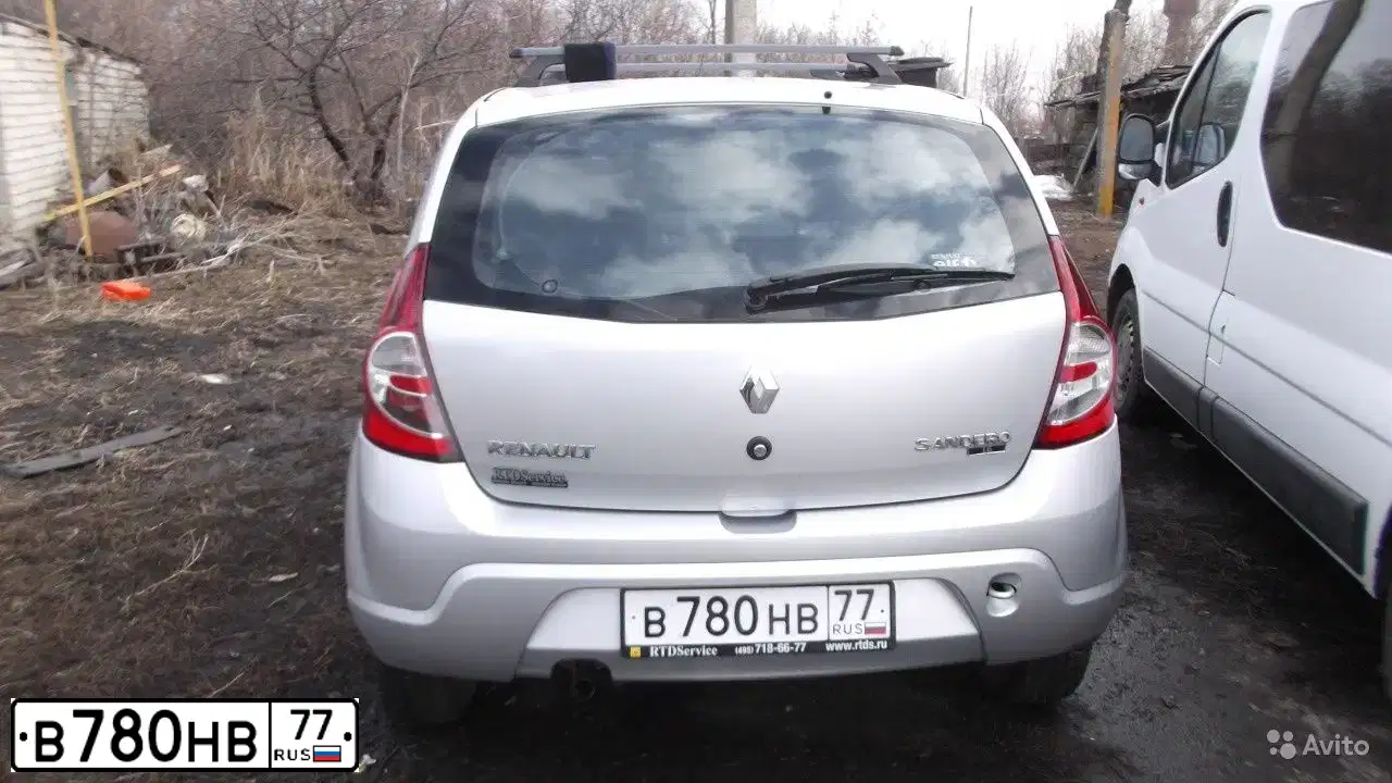 Фото автомобиля RENAULT T SANDERO, 2013 — госномер В780НВ77. Цвет: СВЕТЛО-СЕРЫЙ