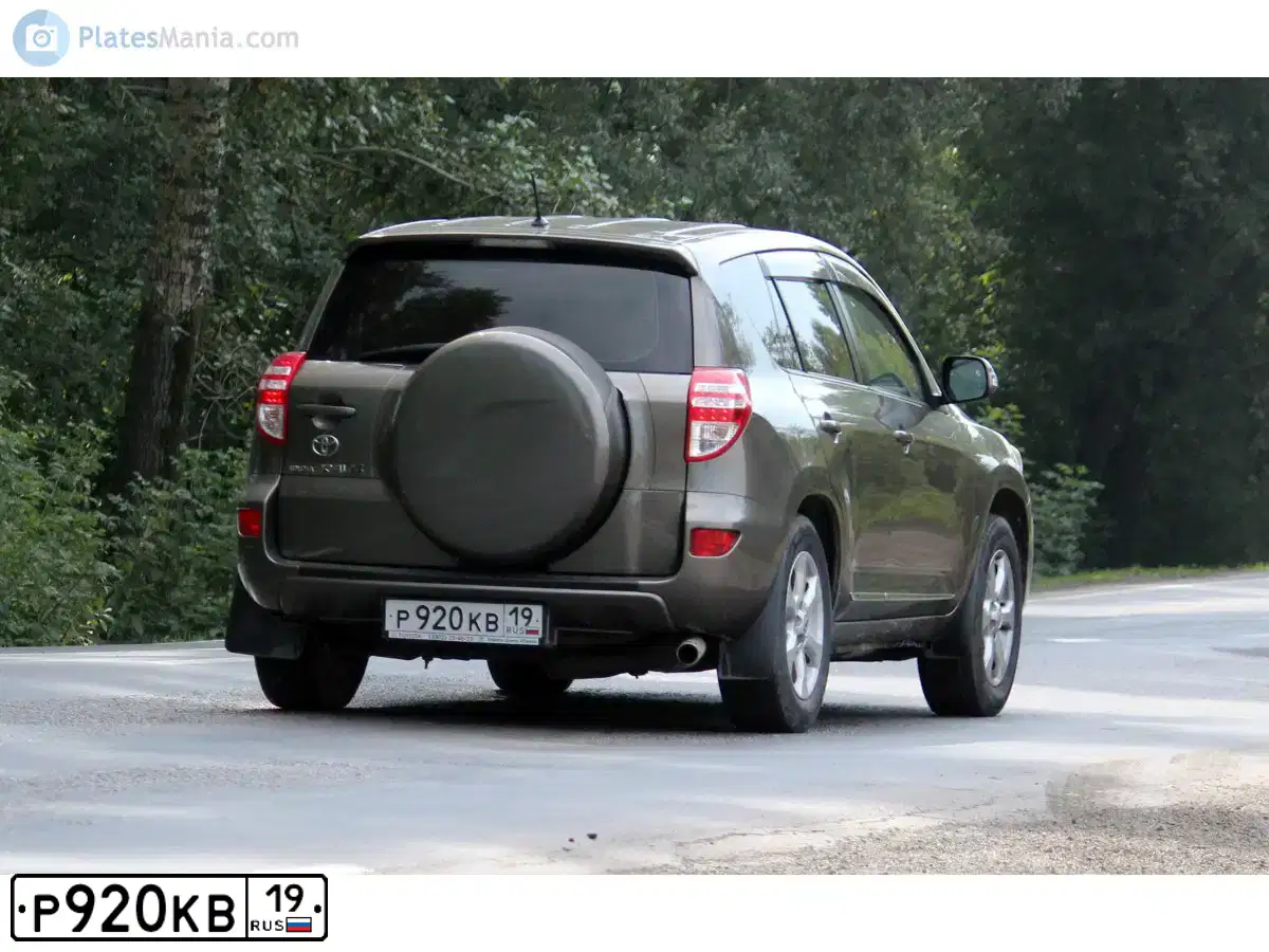 Фото автомобиля TOYOTA RAV4, 2010 — госномер Р013ВН17. Цвет: бронзовый