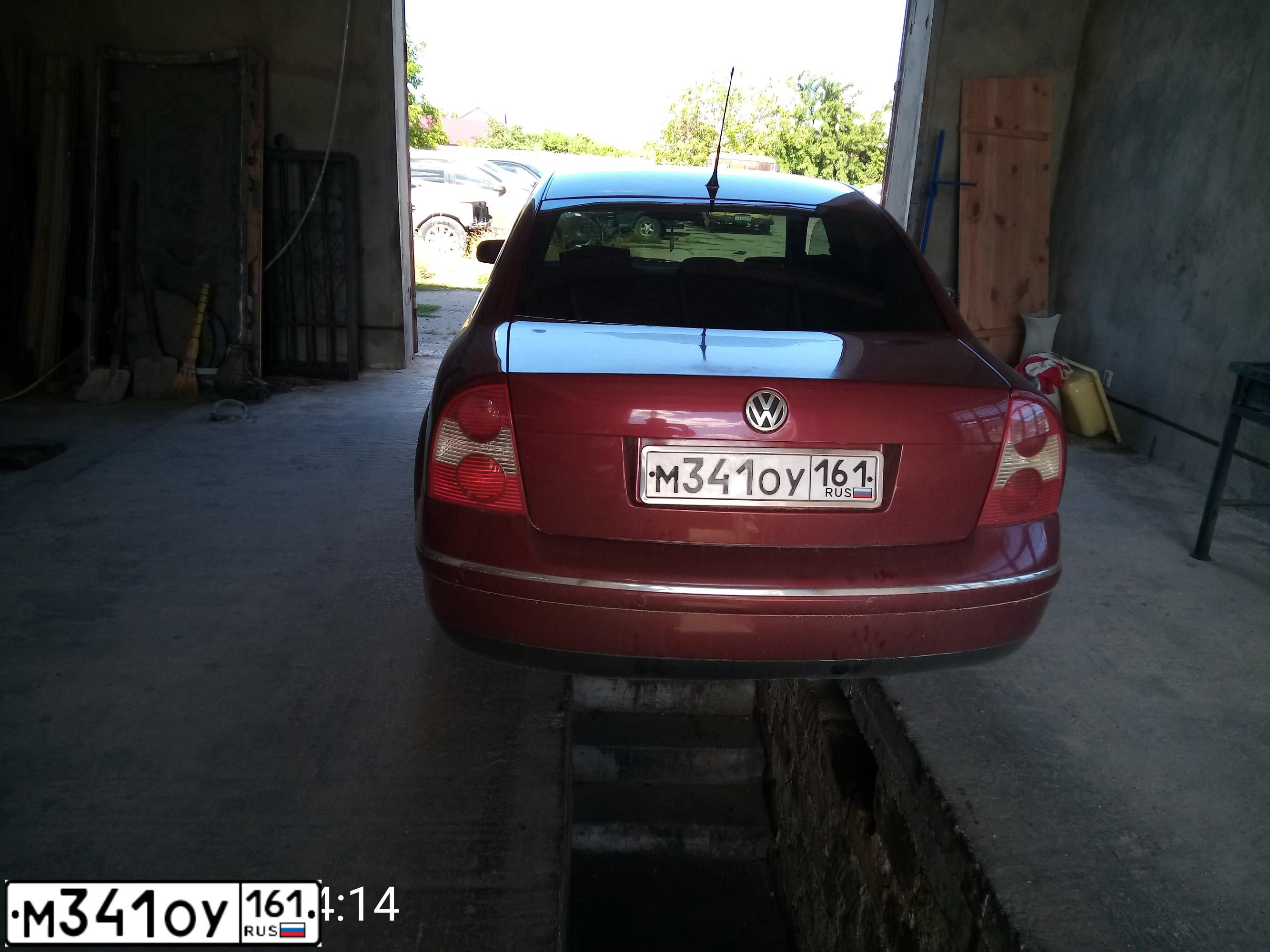 Фото автомобиля VOLKSWAGEN PASSAT, 2001 — госномер Р400КК161. Цвет: Красный