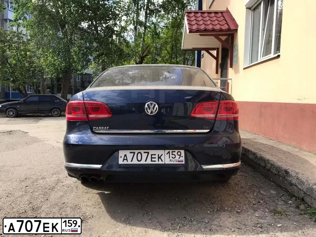 Фото автомобиля VOLKSWAGEN PASSAT, 2011 — госномер Р737УУ159. Цвет: Темно-синий
