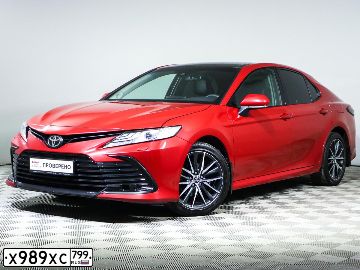 Фото автомобиля TOYOTA CAMRY, 2021 — госномер Х989ХС799. Цвет: Красный