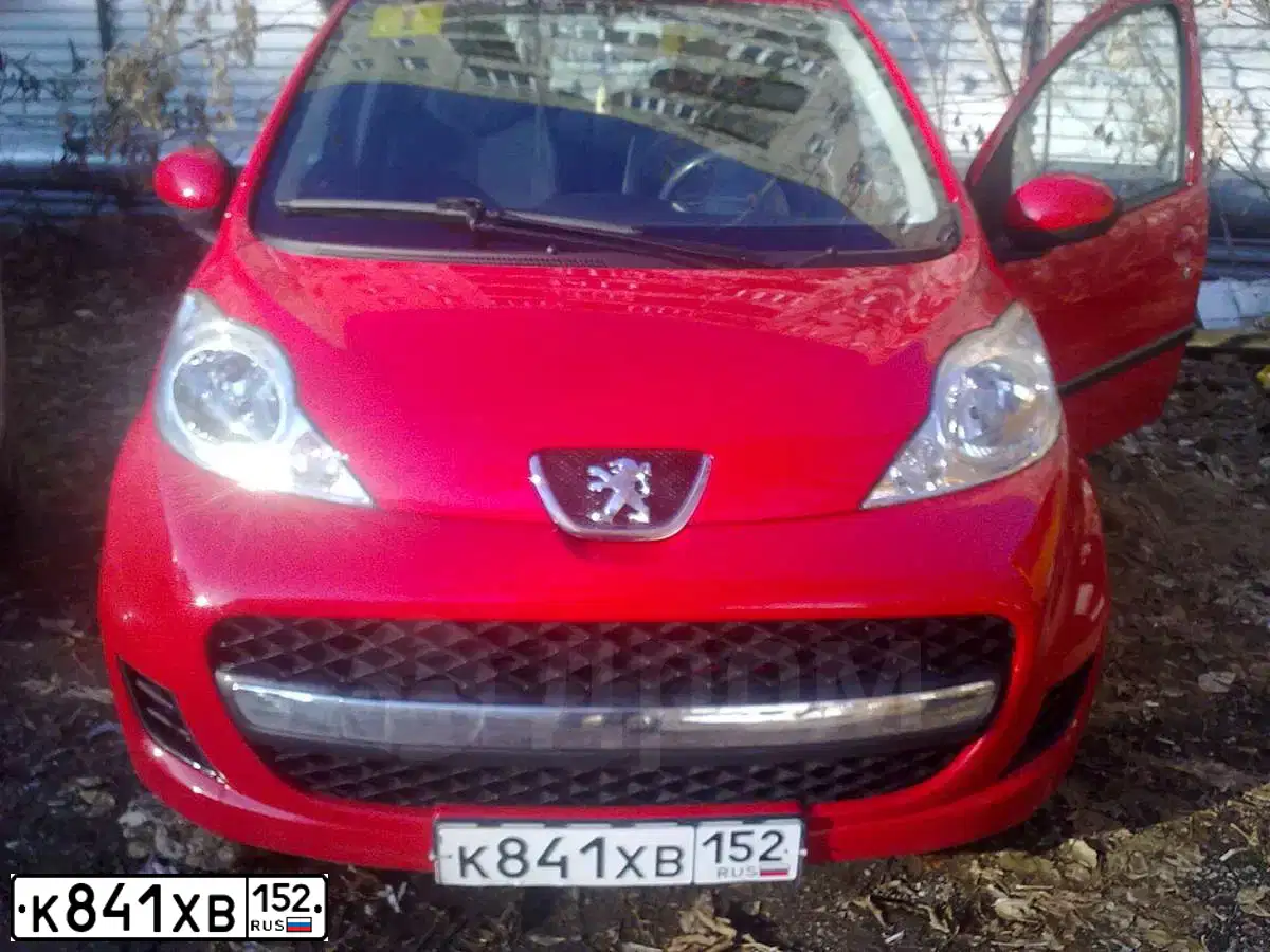 Фото автомобиля PEUGEOT 107, 2009 — госномер К841ХВ152. Цвет: Красный