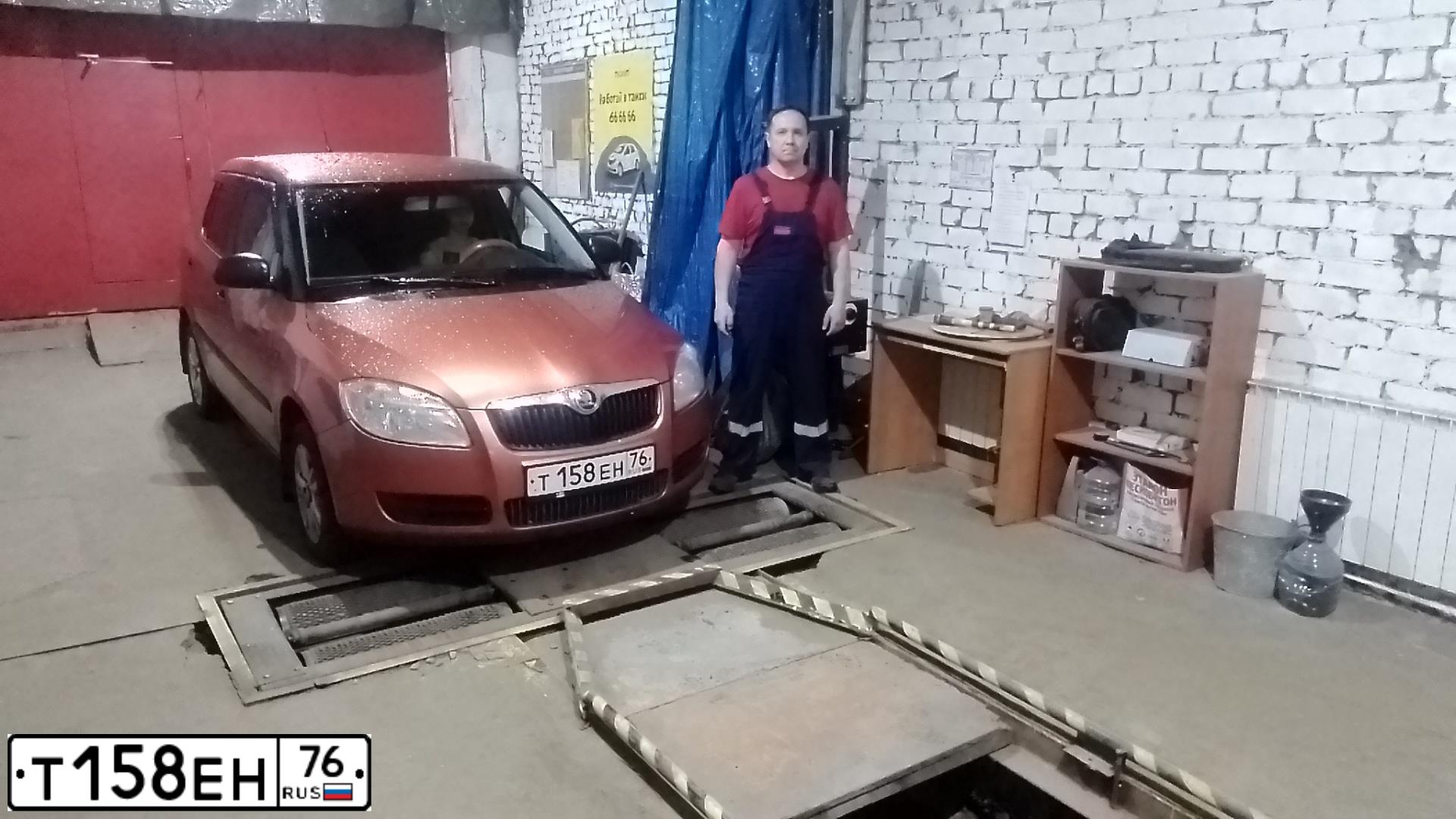 Фото автомобиля SKODA FABIA, 2009 — госномер Т158ЕН76. Цвет: ОРАНЖЕВО-КРАСНЫЙ