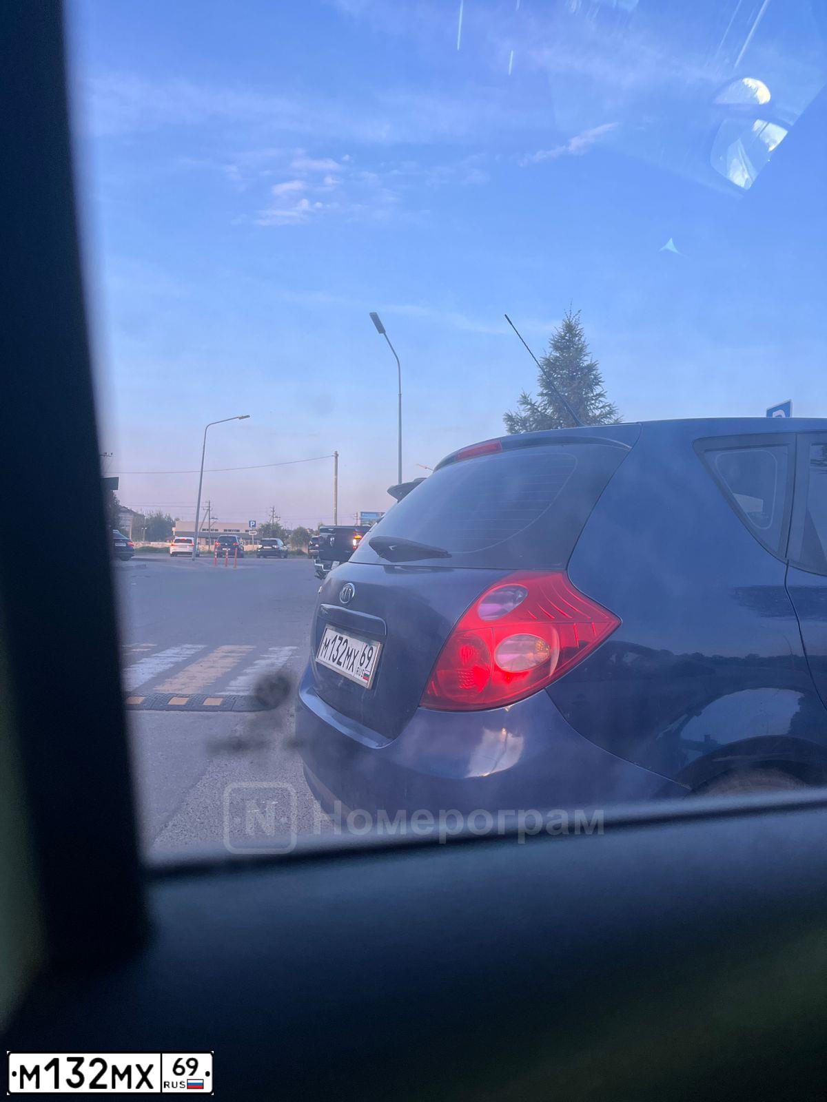 Фото автомобиля KIA CEE'D, 2008 — госномер М132МХ69. Цвет: синий
