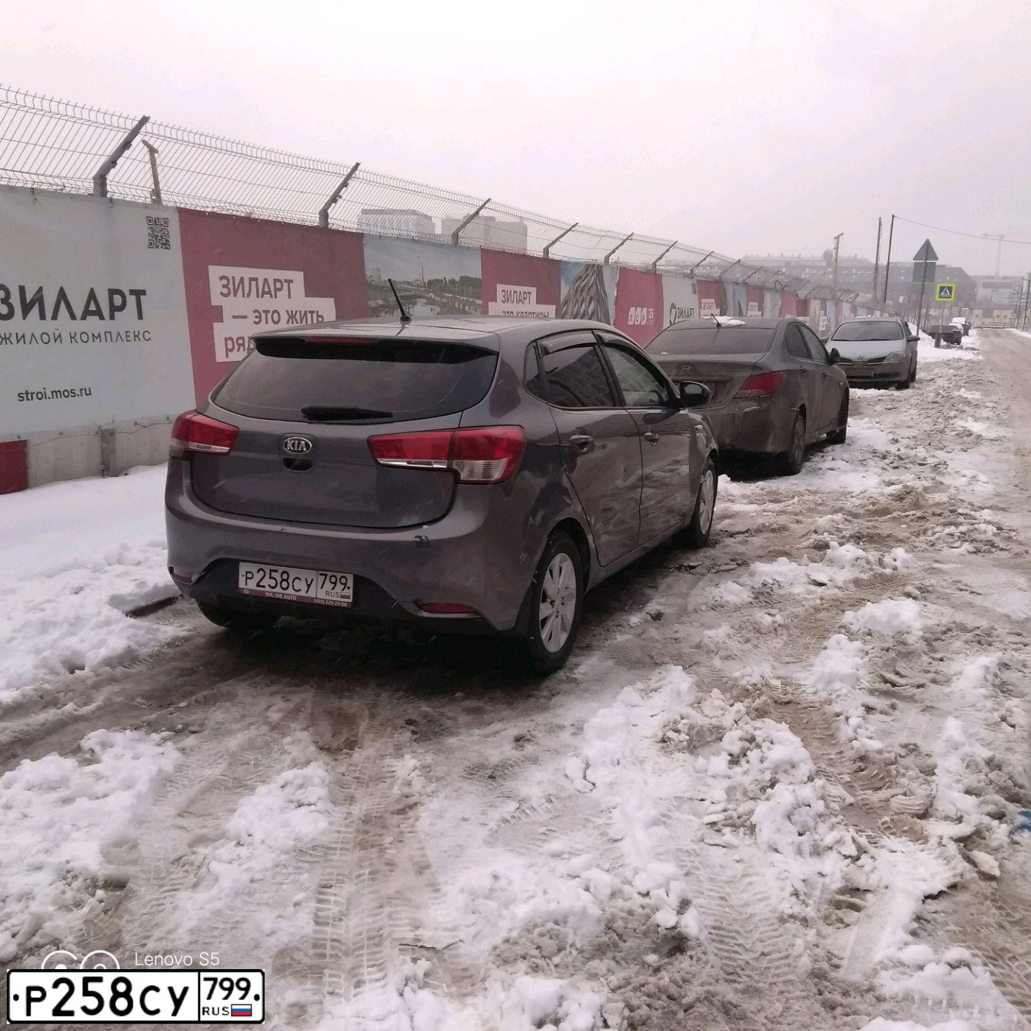 Фото автомобиля KIA RIO, 2016 — госномер С357АВ799. Цвет: Серый