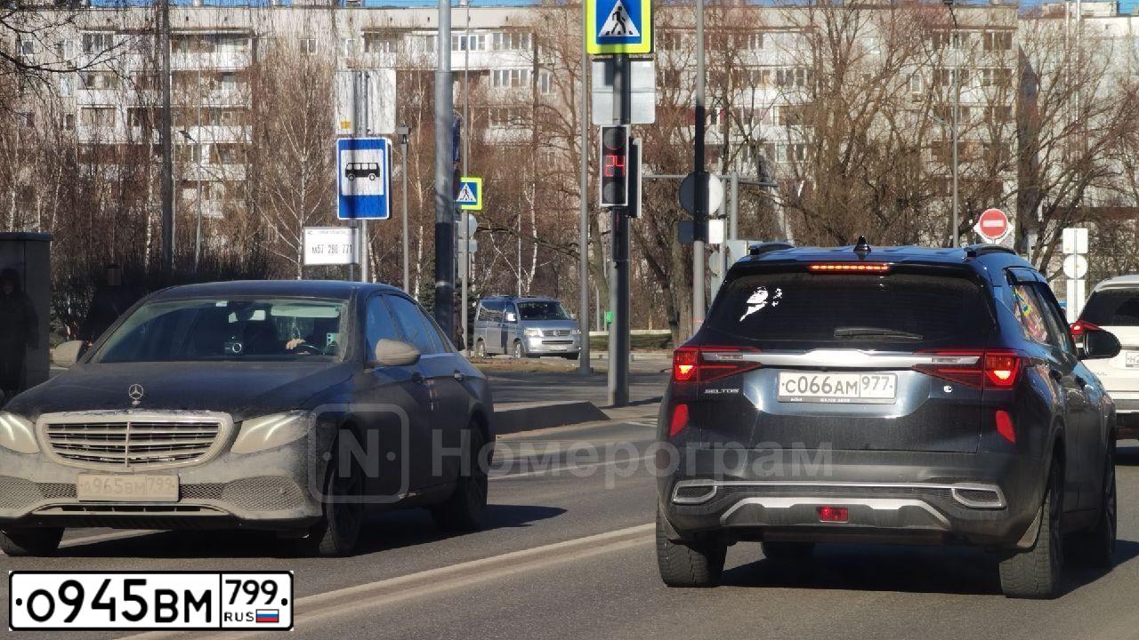 Фото автомобиля SUBARU FORESTER, 2017 — госномер О945ВМ799. Цвет: СЕРО-БЕЖЕВЫЙ