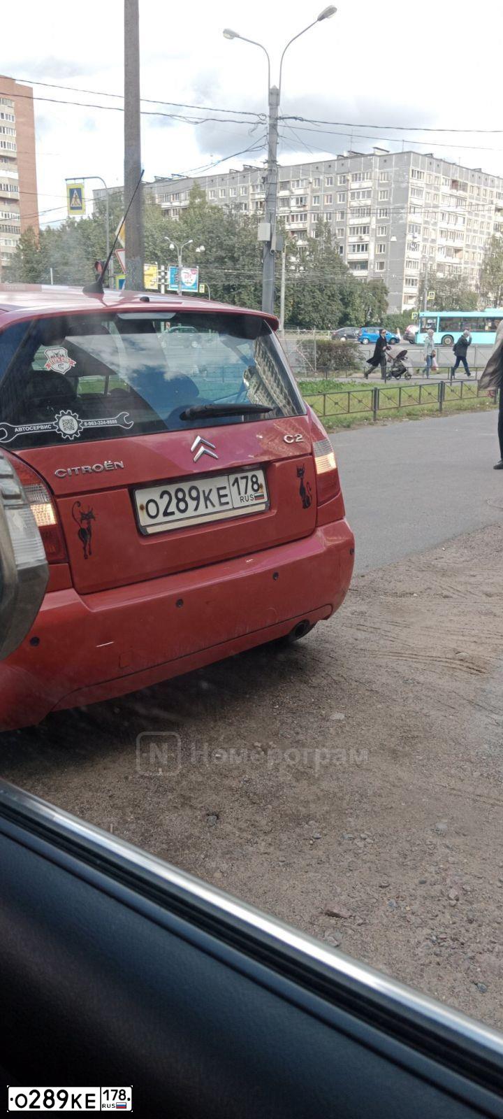 Фото автомобиля CITROEN C2, 2008 — госномер О289КЕ178. Цвет: Красный