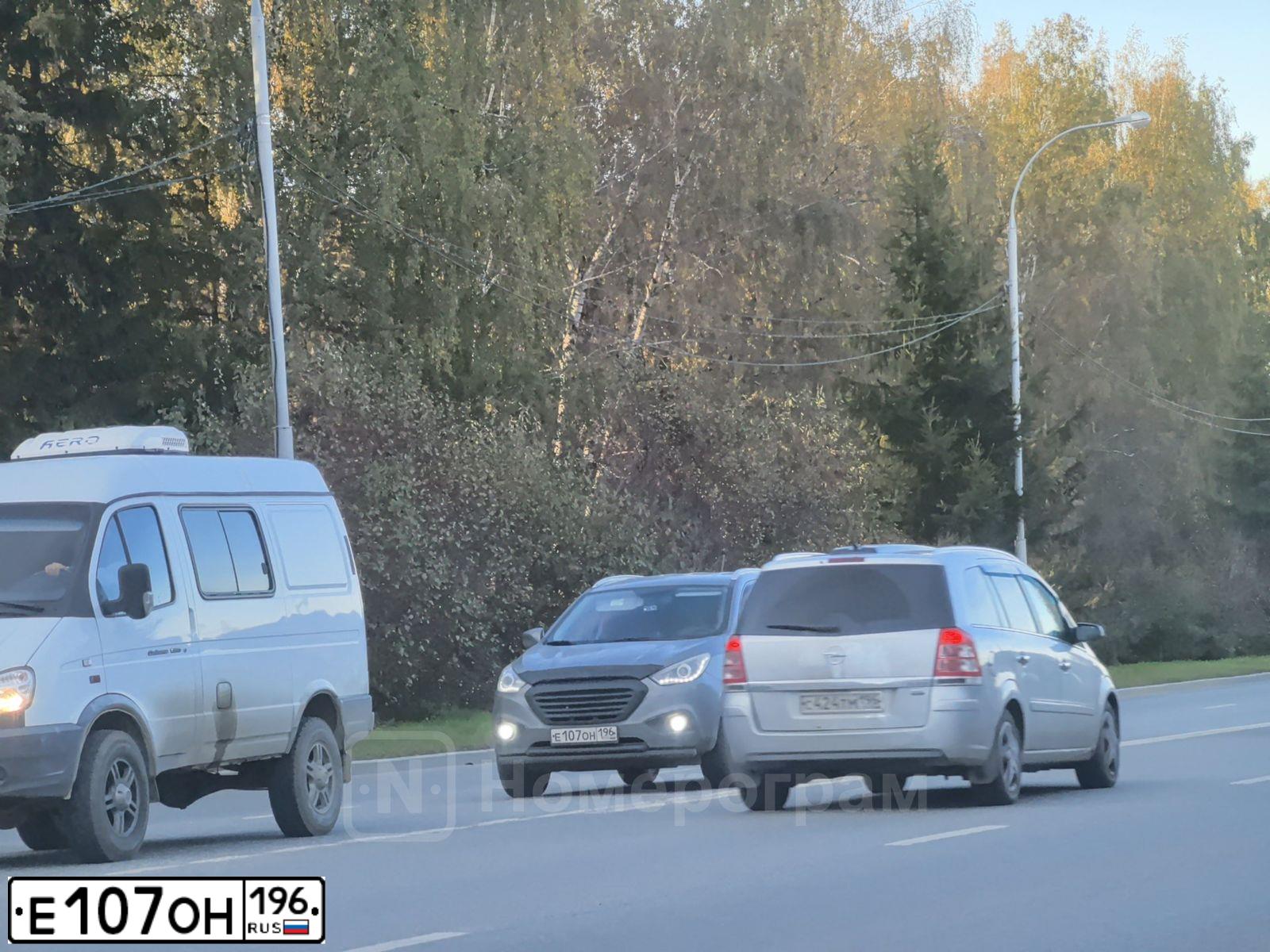 Фото автомобиля HYUNDAI IX35, 2012 — госномер Е107ОН196. Цвет: Серый