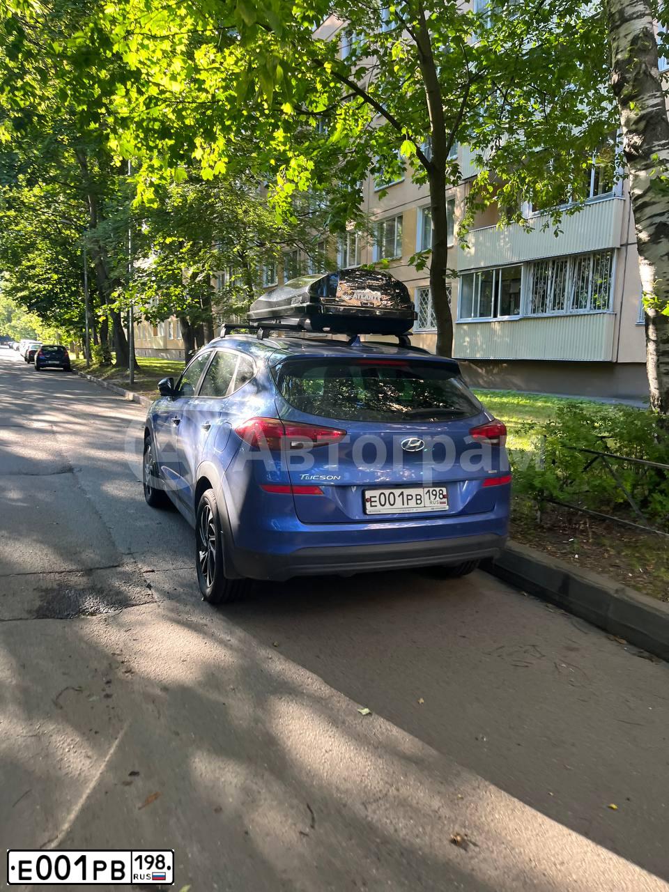 Фото автомобиля HYUNDAI TUCSON, 2019 — госномер Е001РВ198. Цвет: СИНИЙ