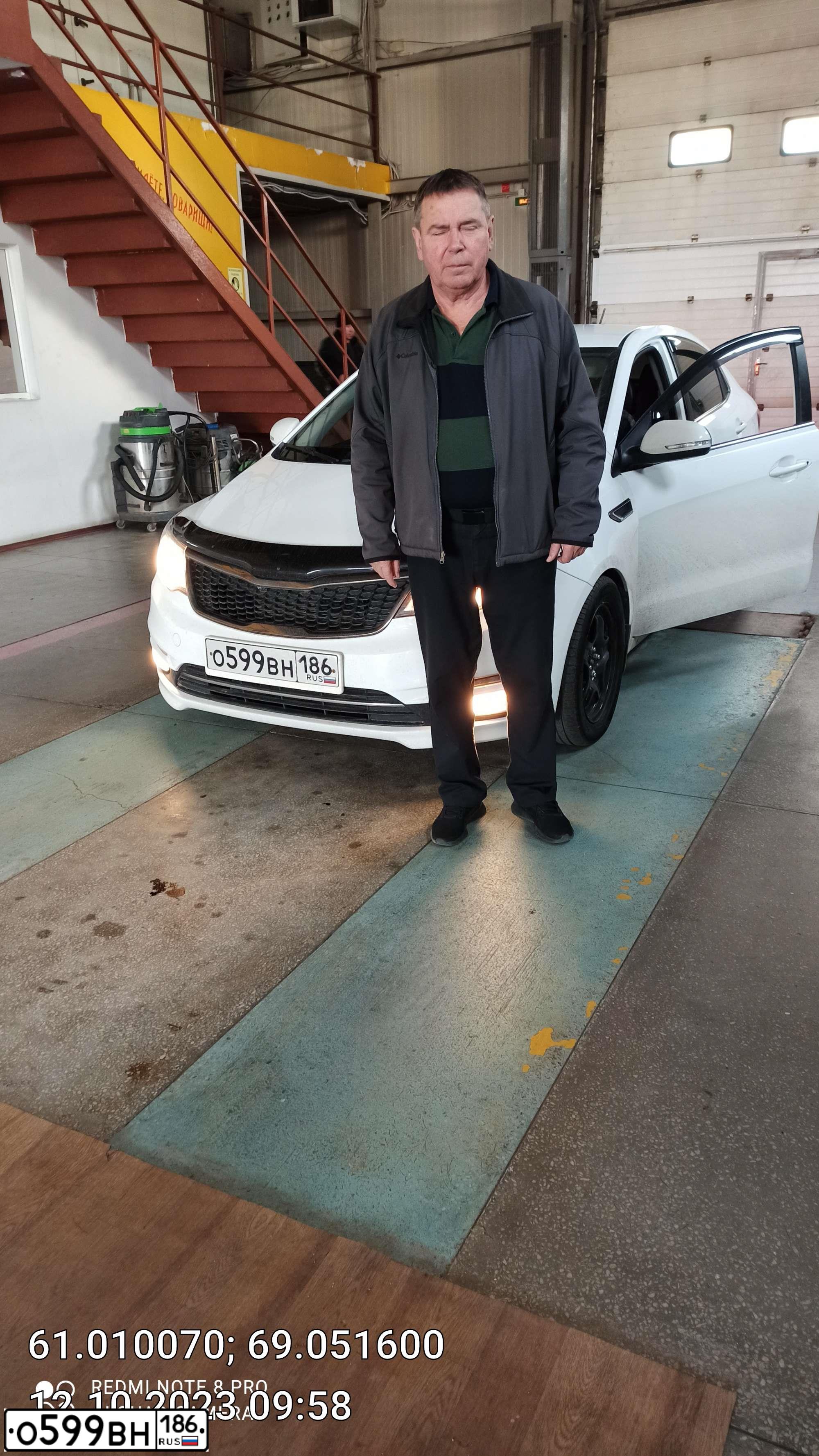Фото автомобиля KIA RIO, 2015 — госномер Е646СС186. Цвет: Белый