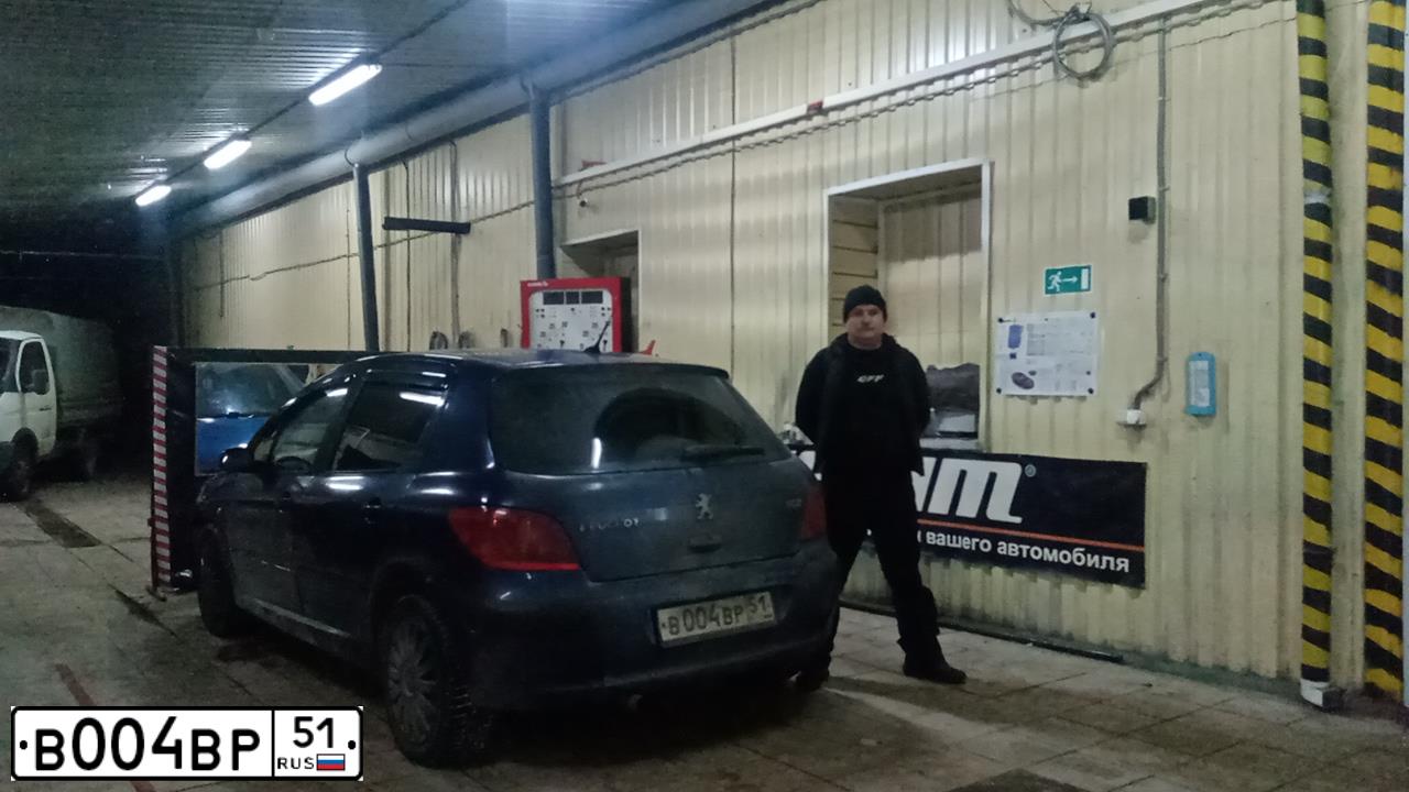 Фото автомобиля PEUGEOT 307, 2001 — госномер А282ХУ51. Цвет: синий