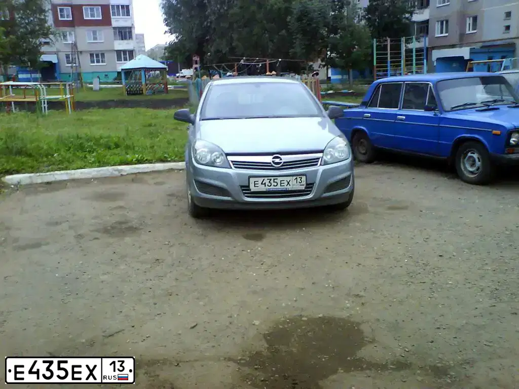 Фото автомобиля OPEL ASTRA, 2010 — госномер Е435ЕХ13. Цвет: СЕРЕБРИСТЫЙ