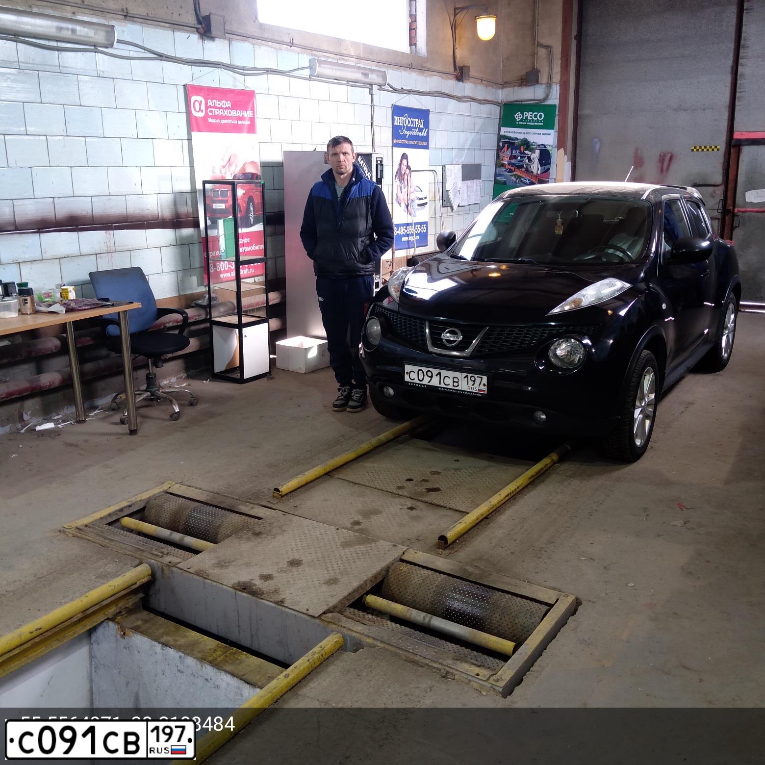 Фото автомобиля NISSAN JUKE, 2011 — госномер М805РН790. Цвет: ЧЕРНЫЙ