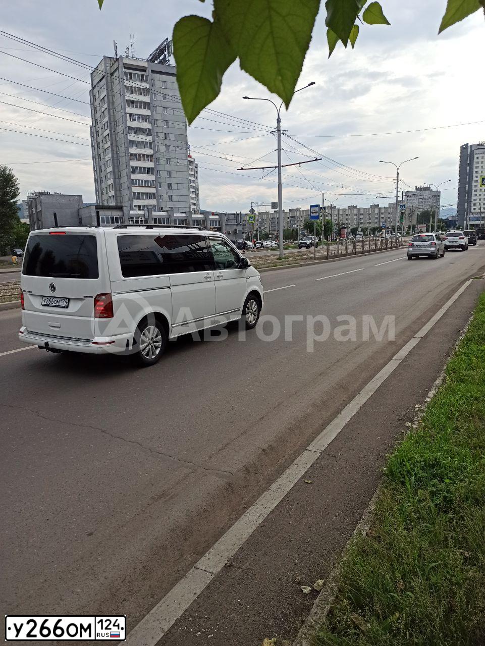 Фото автомобиля VOLKSWAGEN MULTIVAN, 2019 — госномер У266ОМ124. Цвет: Белый