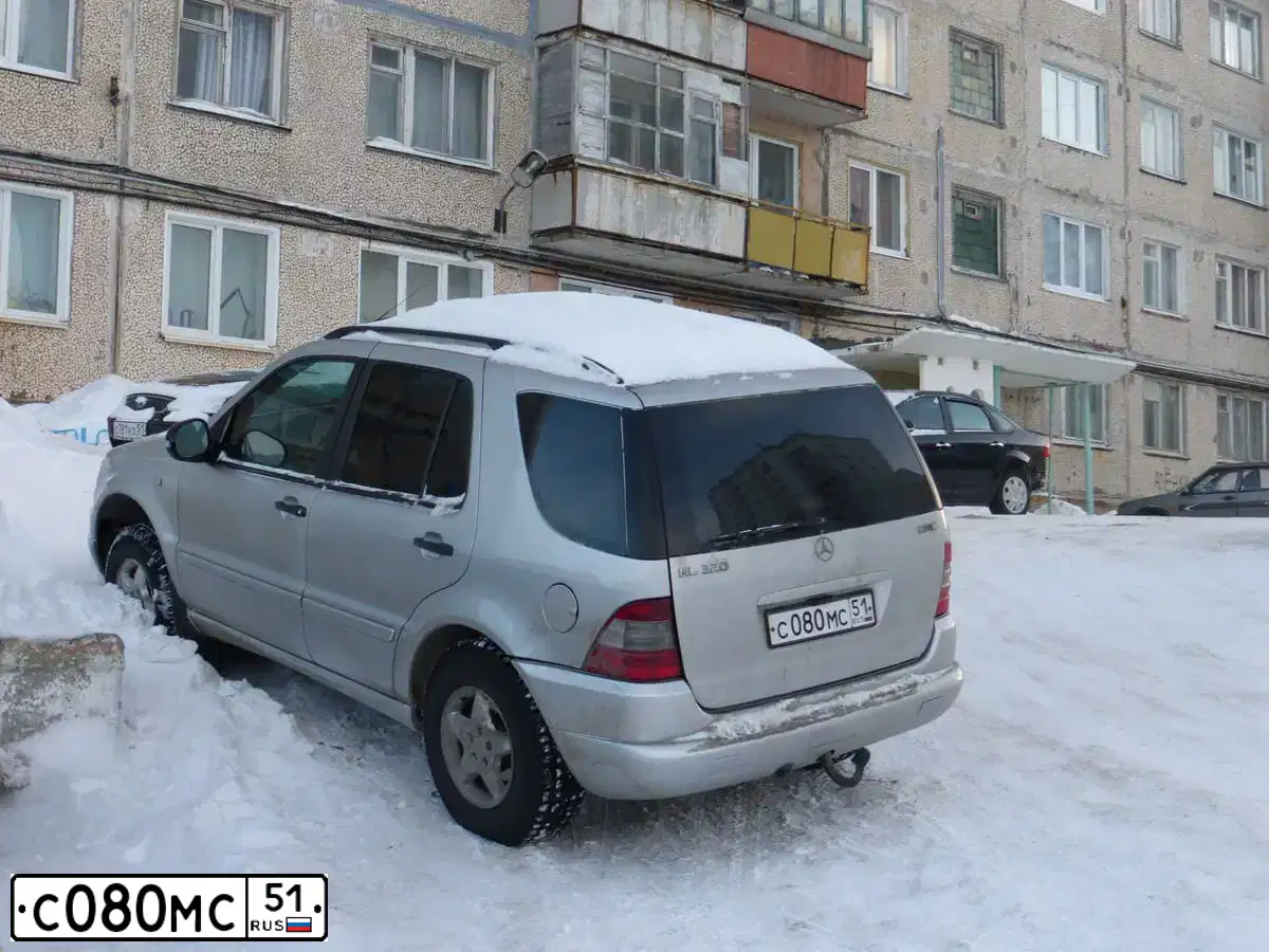 Фото автомобиля MERCEDES M-KLASSE, 1998 — госномер С080МС51. Цвет: СЕРЫЙ