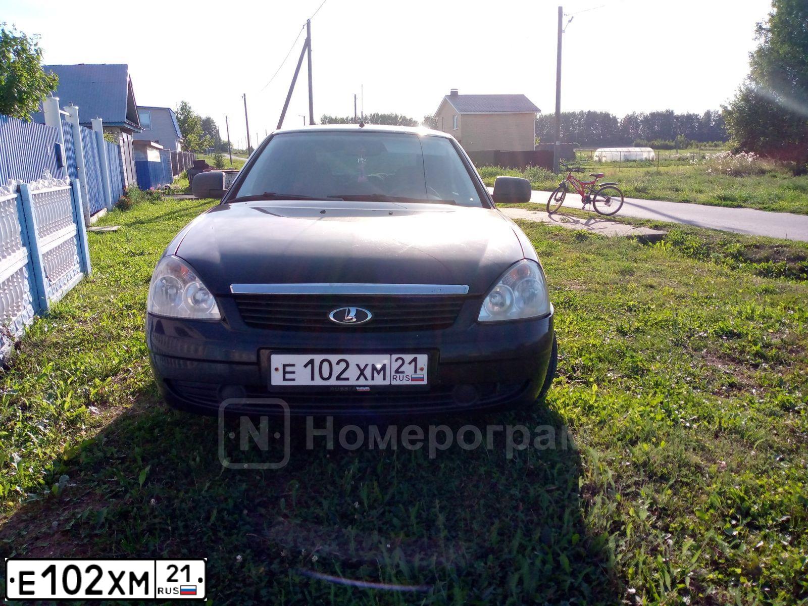 Фото автомобиля LADA 2172 PRIORA, 2012 — госномер Е102ХМ21. Цвет: СИНЕ-ЧЕРНЫЙ