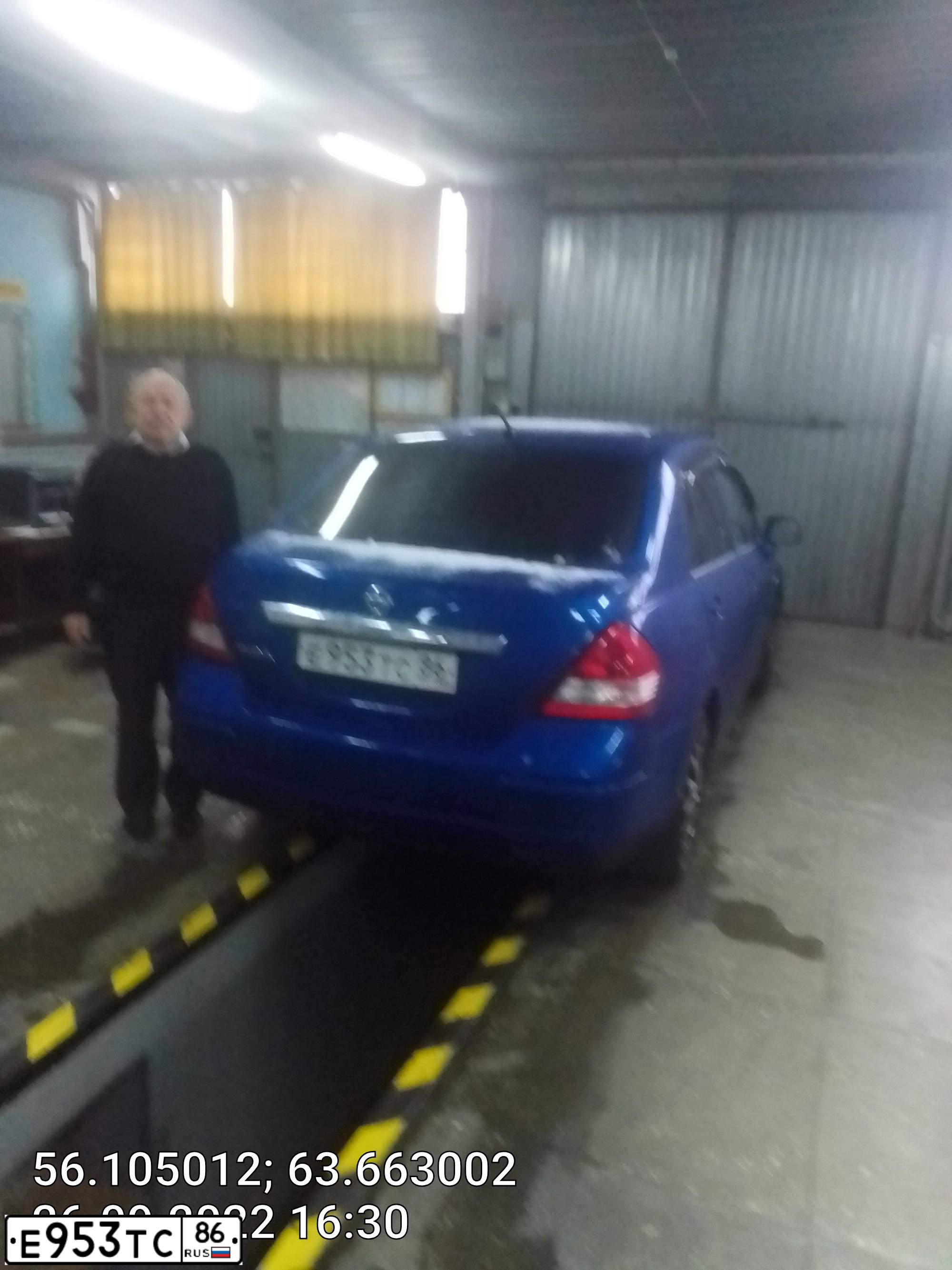 Фото автомобиля NISSAN TIIDA, 2008 — госномер Е963ТС86. Цвет: ЯРКО-СИНИЙ