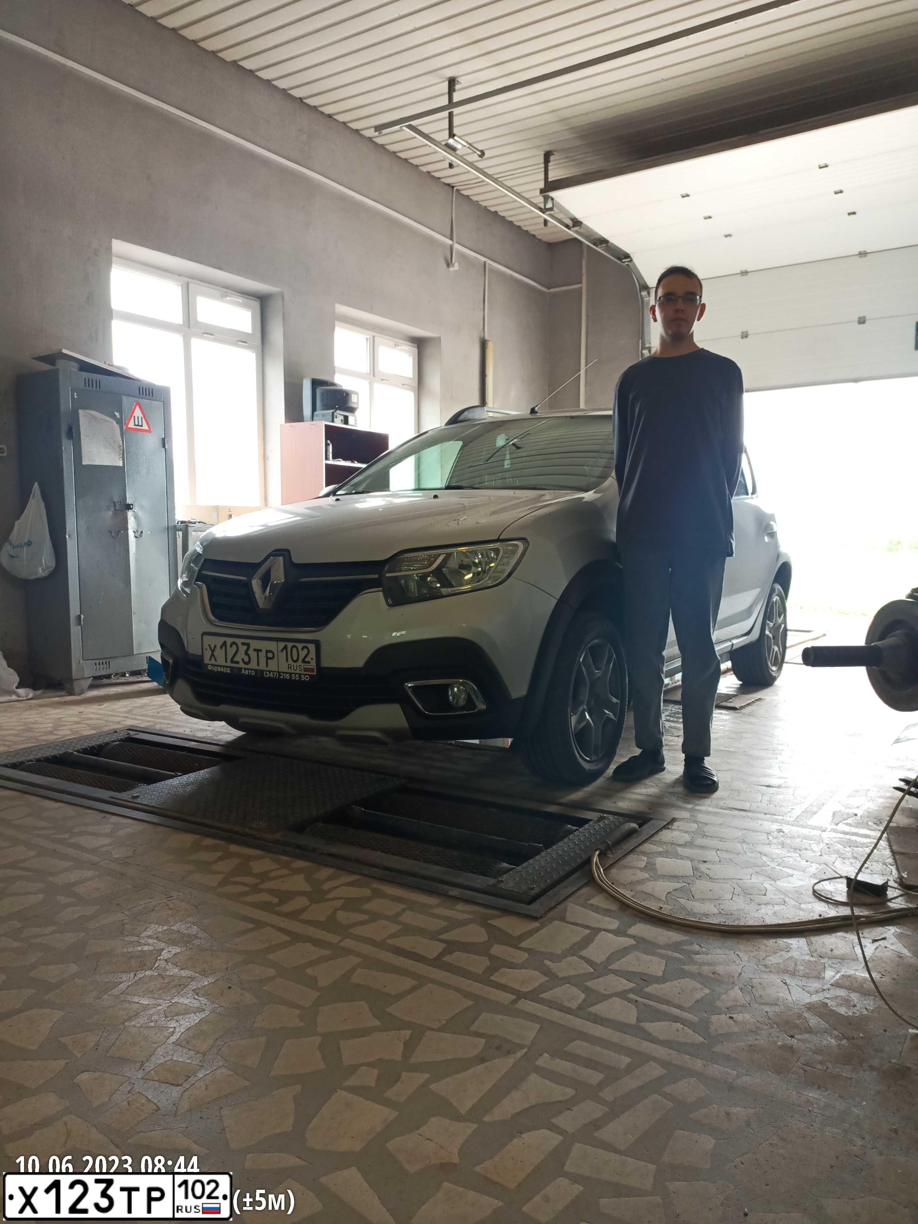 Фото автомобиля RENAULT SANDERO, 2019 — госномер Н206ОР702. Цвет: СВЕТЛО-СЕРЫЙ