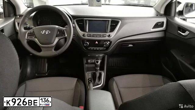 Фото автомобиля HYUNDAI SOLARIS, 2017 — госномер О889КЕ40. Цвет: СЕРЫЙ