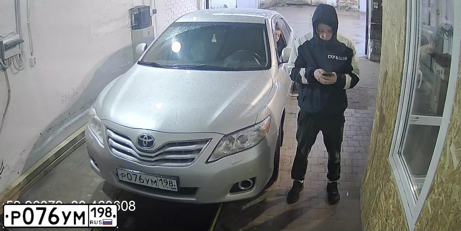 Фото автомобиля TOYOTA CAMRY, 2010 — госномер Р076УМ198. Цвет: СЕРЕБРИСТЫЙ МЕТАЛЛИК