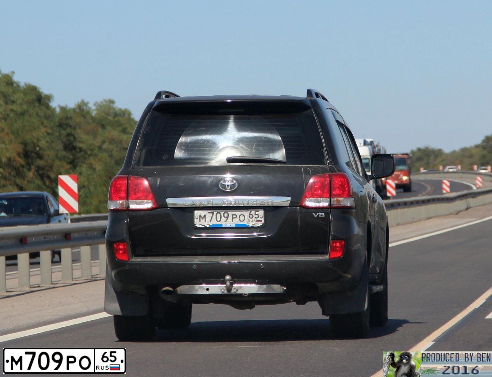 Фото автомобиля TOYOTA LANDCRUISER 200, 2010 — госномер М709РО65. Цвет: ЧЕРНЫЙ