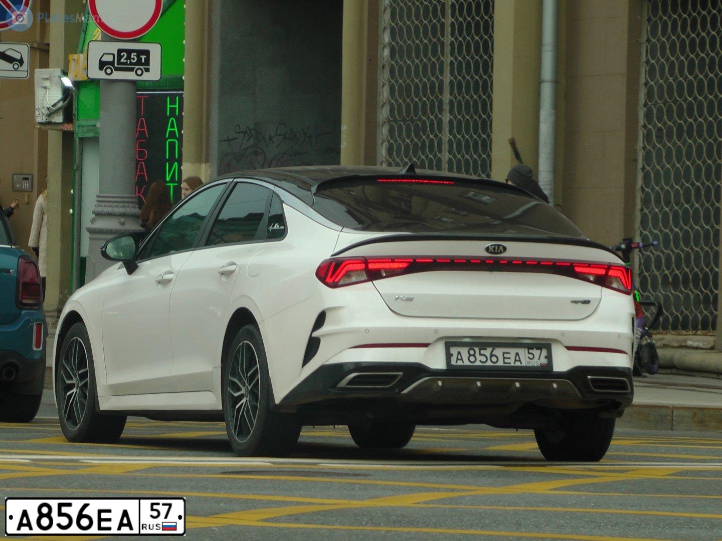 Фото автомобиля KIA K5, 2020 — госномер А856ЕА57. Цвет: Белый