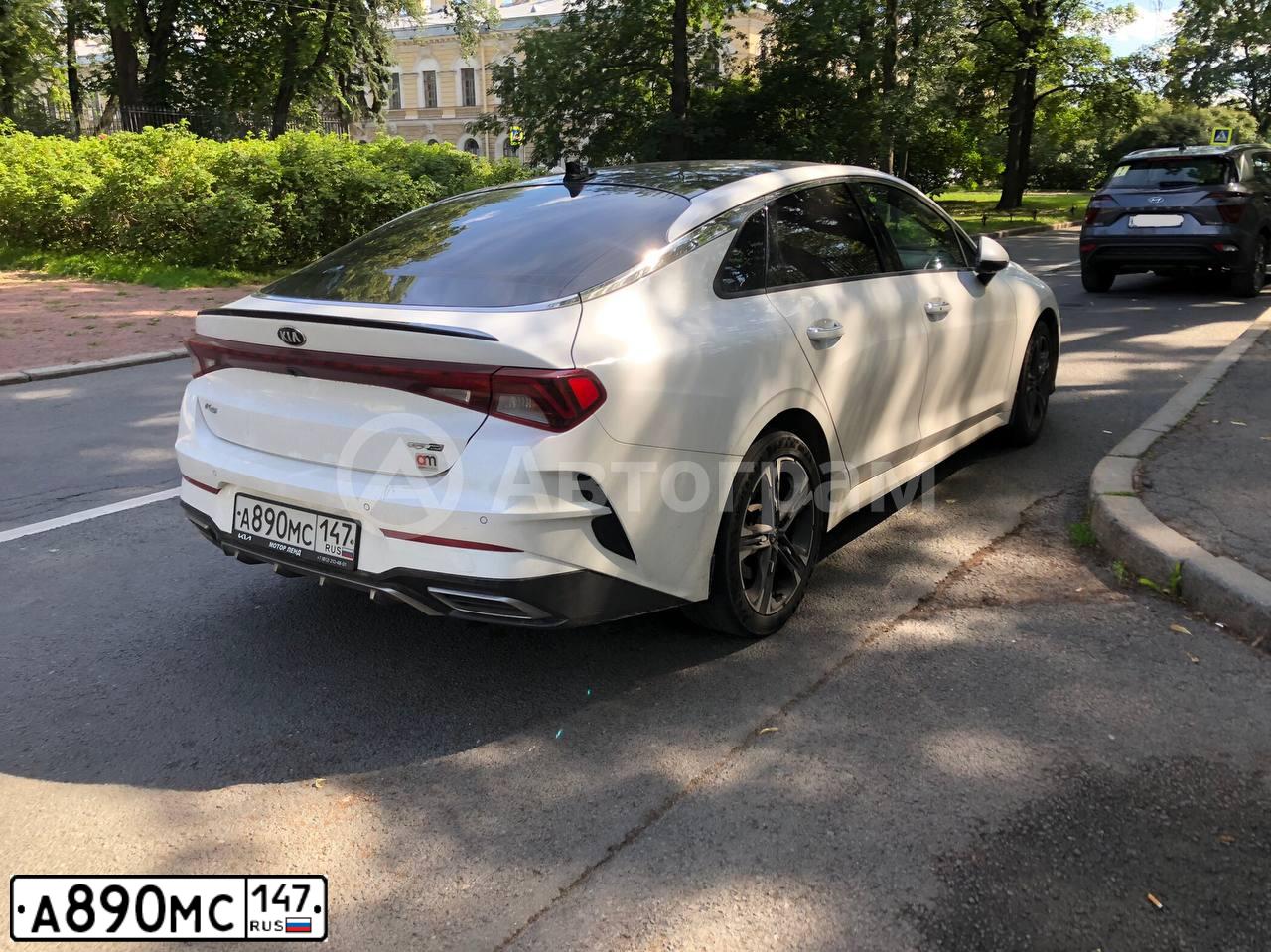 Фото автомобиля KIA K5, 2021 — госномер Н205РС198. Цвет: Снежно-Белый перламутр
