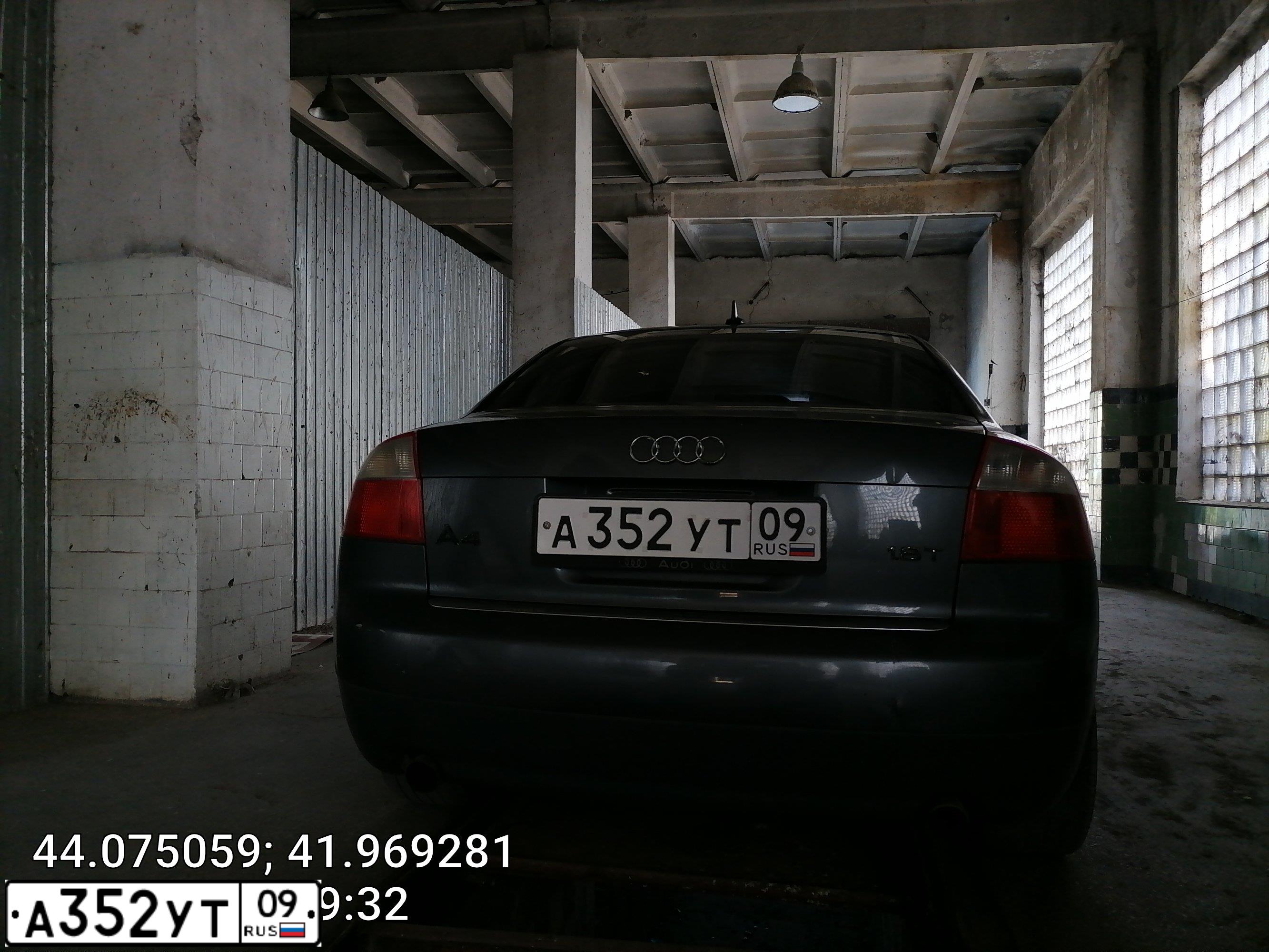 Фото автомобиля AUDI A4, 2002 — госномер А352УТ09. Цвет: СЕРЫЙ