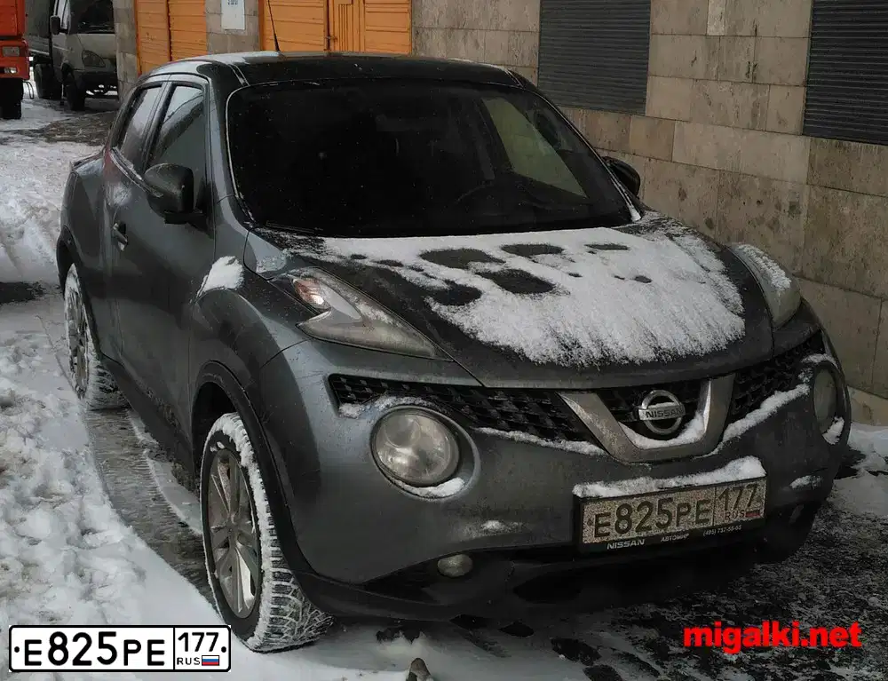 Фото автомобиля NISSAN JUKE, 2015 — госномер Е825РЕ177. Цвет: СЕРЫЙ