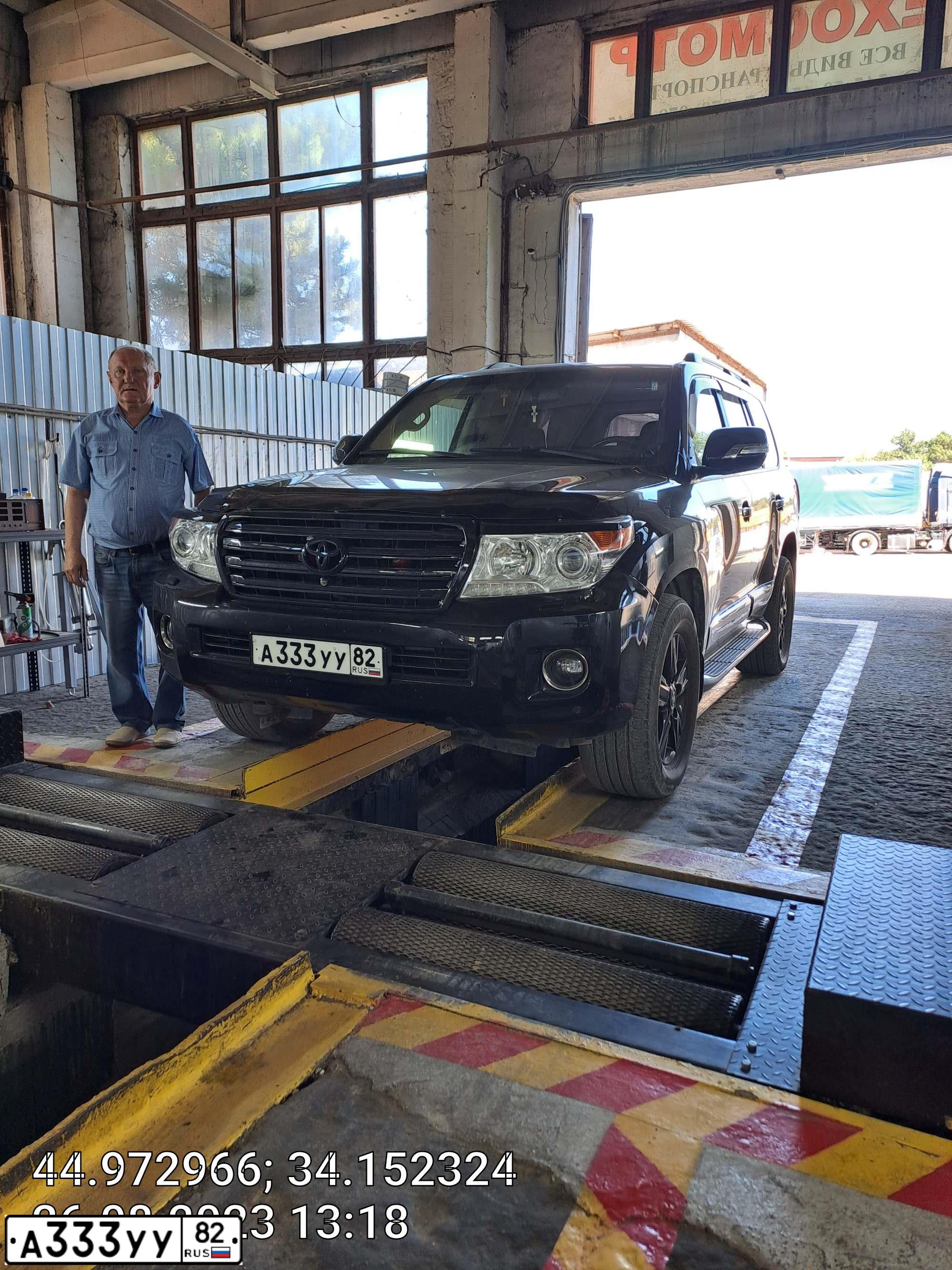 Фото автомобиля TOYOTA LANDCRUISER 200, 2012 — госномер А333УУ82. Цвет: Белый