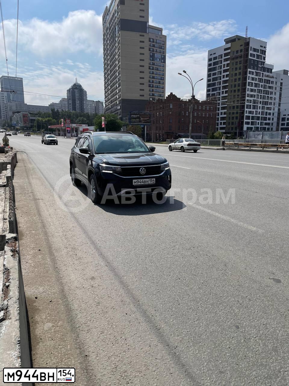 Фото автомобиля VOLKSWAGEN TAOS, 2021 — госномер М944ВН154. Цвет: ЧЕРНЫЙ