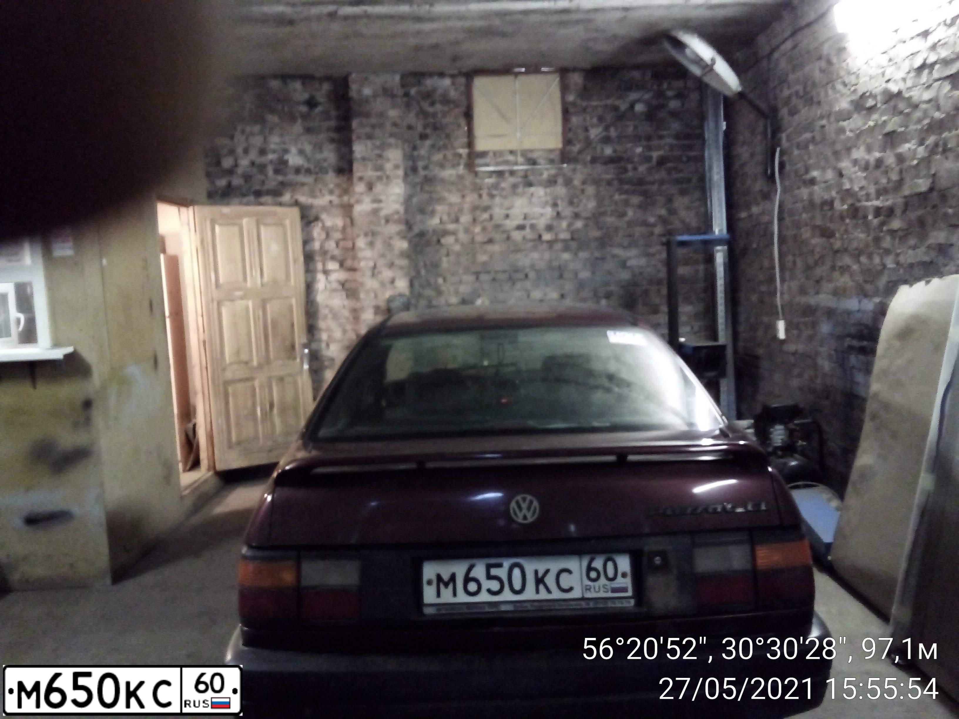 Фото автомобиля VOLKSWAGEN PASSAT, 1991 — госномер М650КС60. Цвет: КРАСНО-КОРИЧНЕВЫЙ