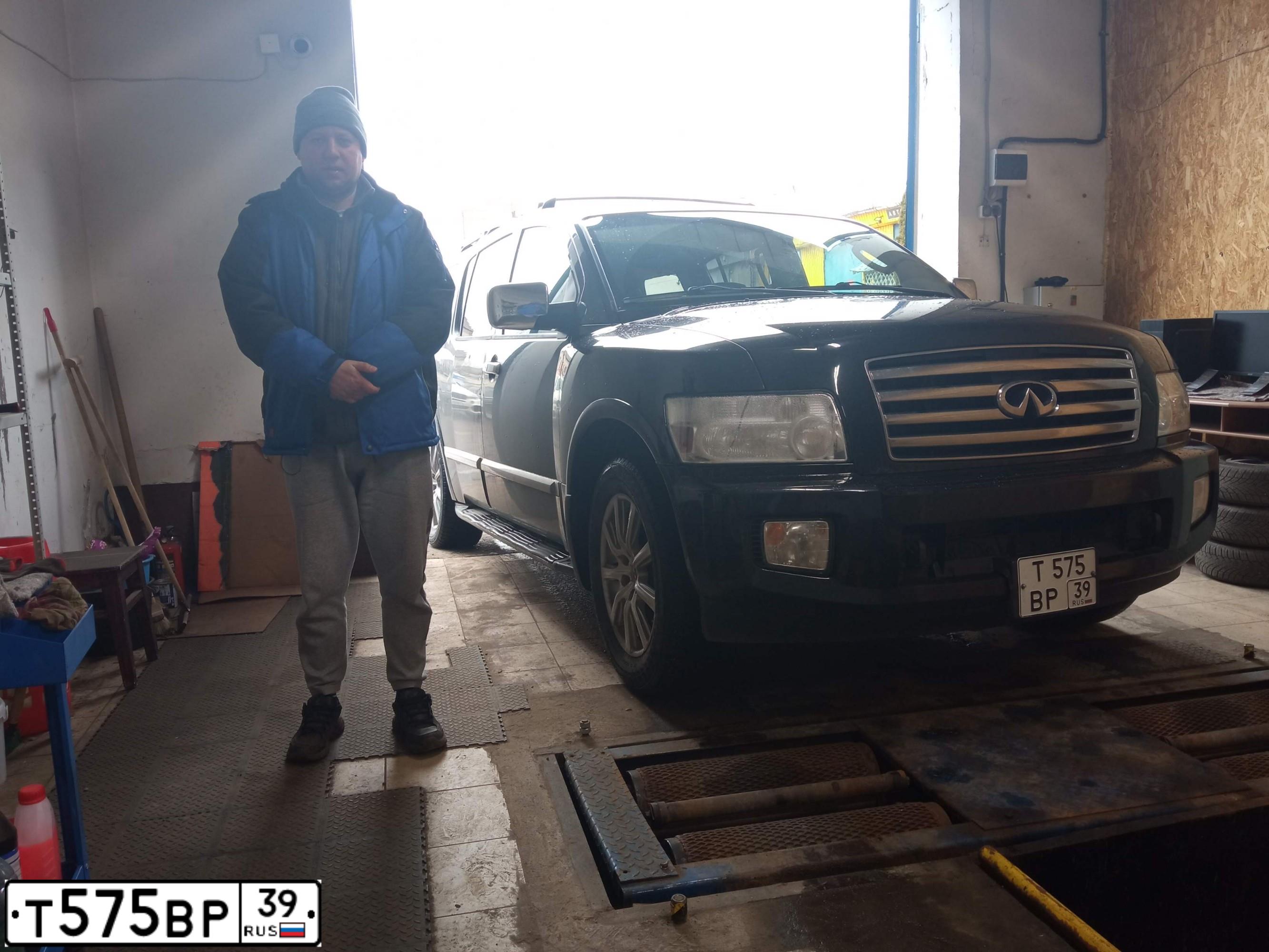 Фото автомобиля INFINITI QX80 /QX56/, 2004 — госномер Е333ОС39. Цвет: ЧЕРНЫЙ
