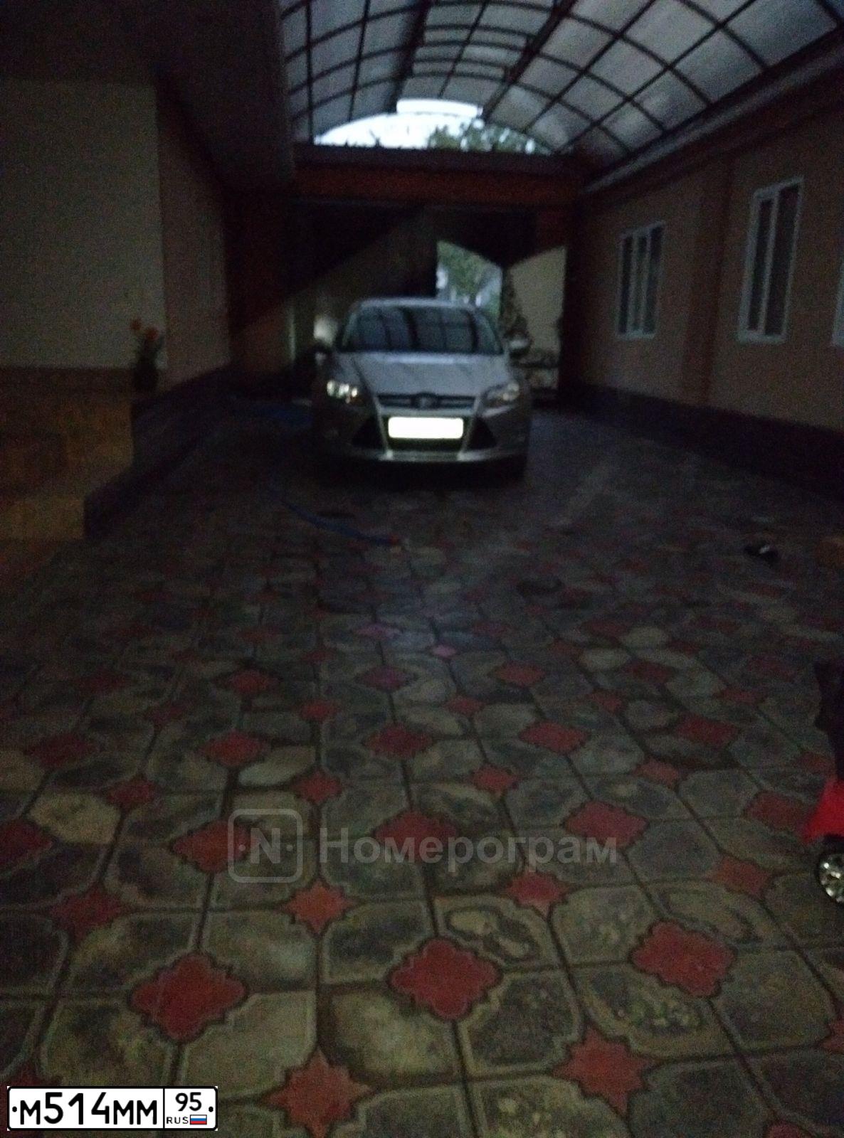 Фото автомобиля FORD FOCUS, 2012 — госномер М514ММ95. Цвет: СЕРЫЙ СВЕТЛЫЙ