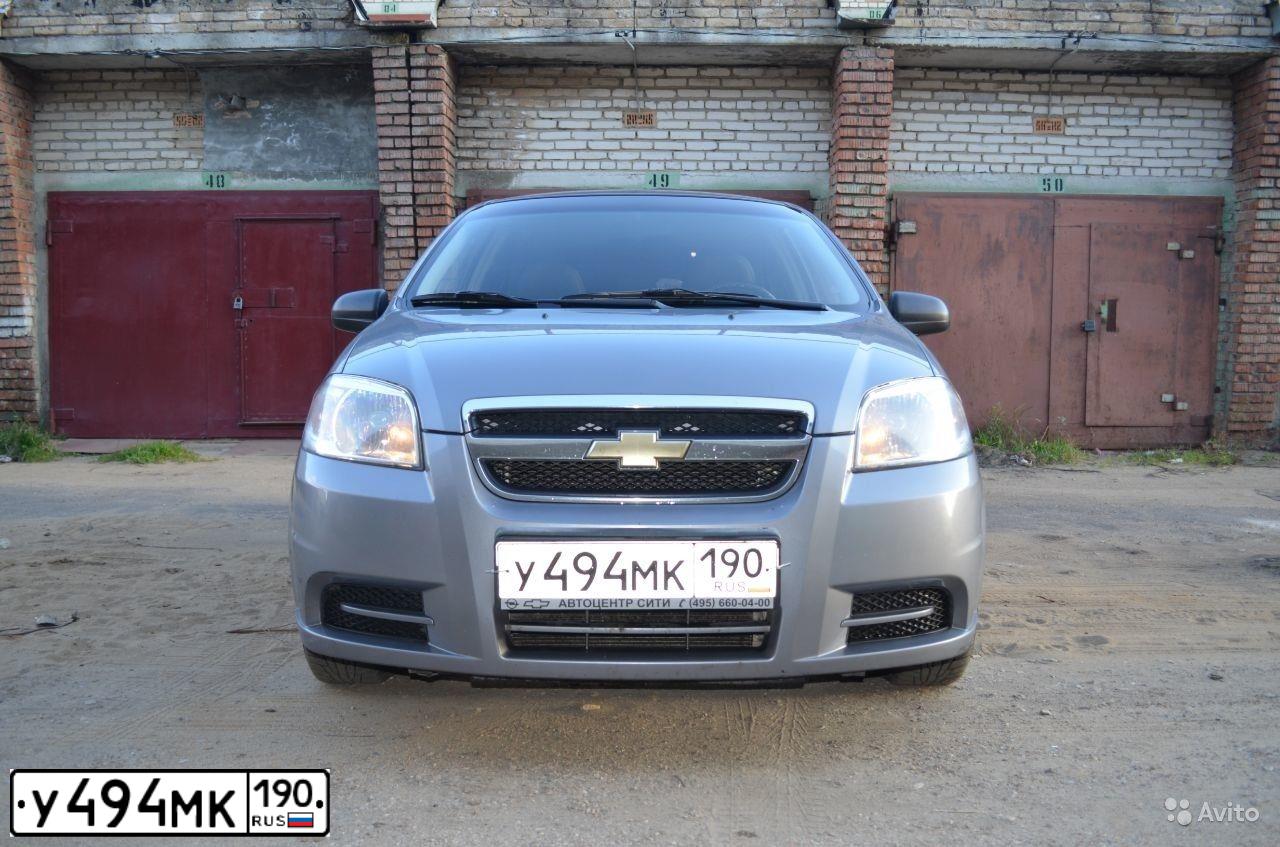 Фото автомобиля CHEVROLET AVEO, 2010 — госномер У494МК190. Цвет: Серый
