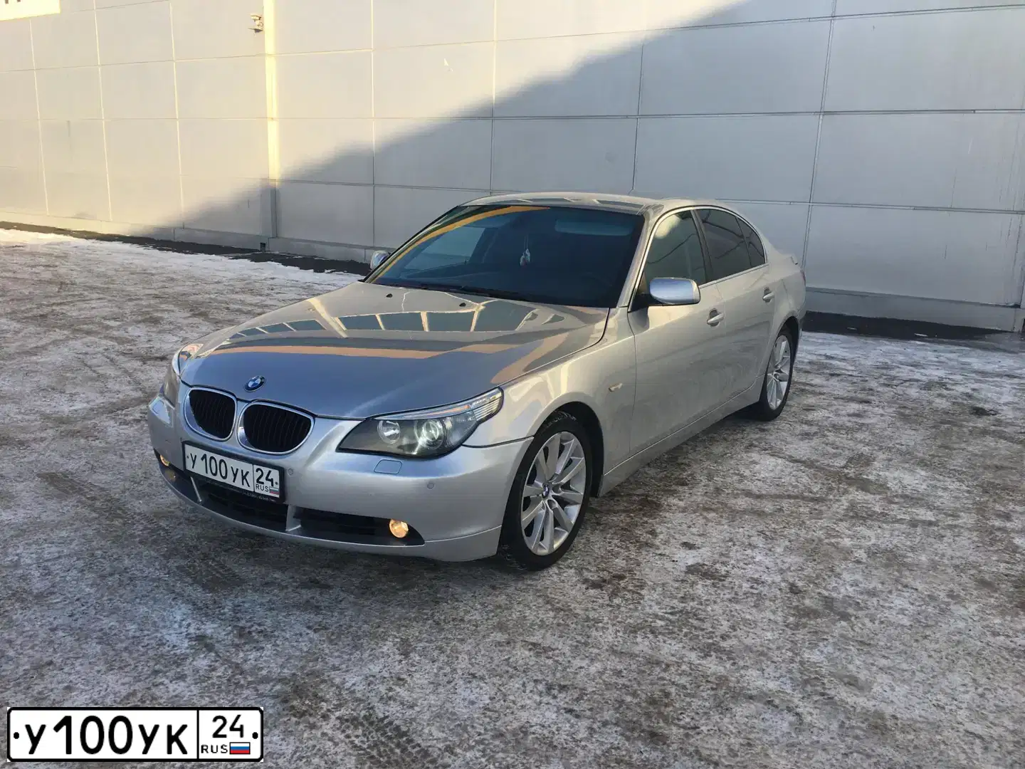 Фото автомобиля BMW W SERIE 5, 2005 — госномер У100УК24. Цвет: СЕРЕБРИСТЫЙ