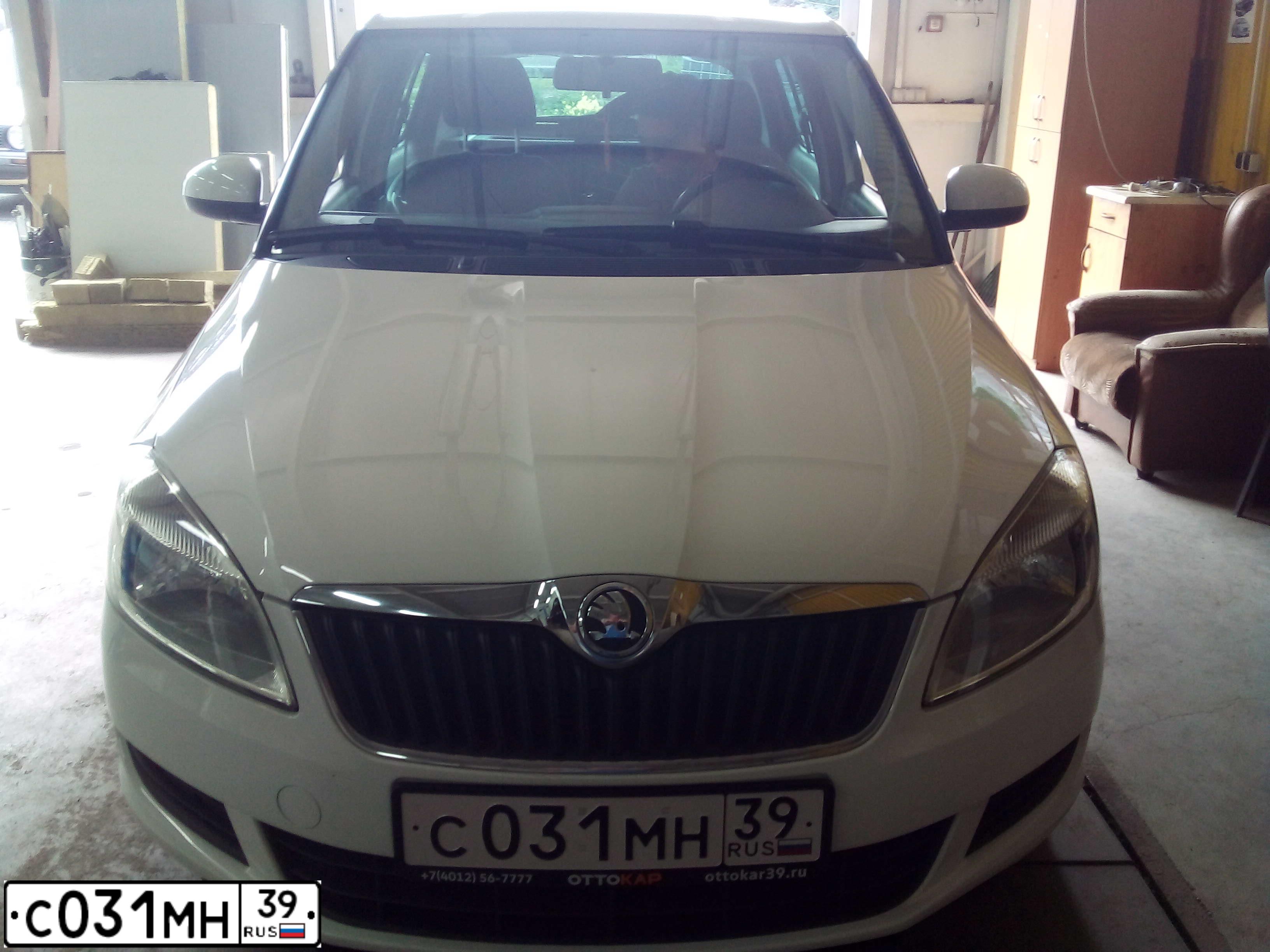 Фото автомобиля SKODA FABIA, 2014 — госномер С031МН39. Цвет: Белый